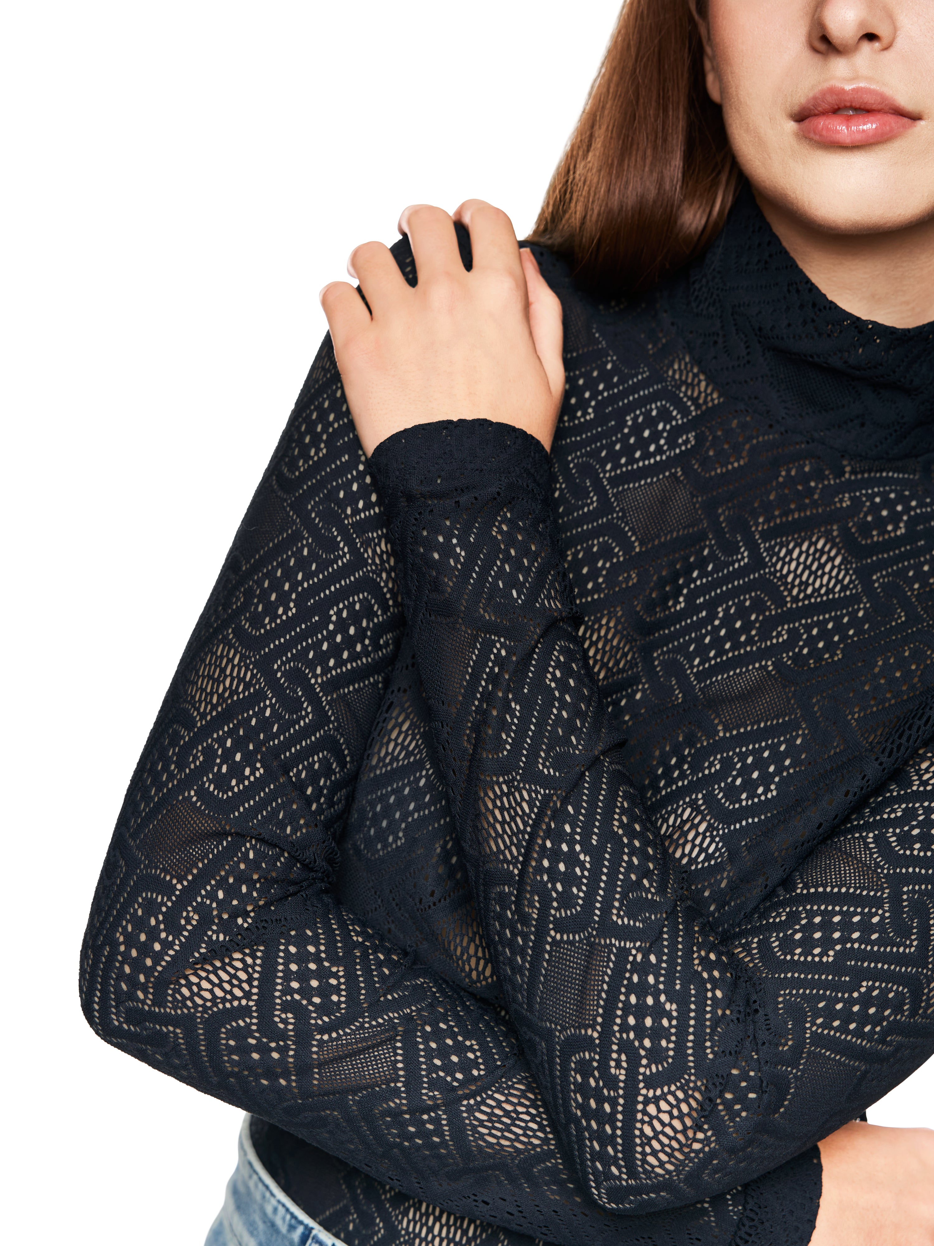 חולצה ארוכת שרוולים עשויה תחרה בעלת גזרה צמודההרכב: 93% פוליאמיד, 7% אלסטןהדוגמנית בגובה 1.79 ולובשת מידה 3 של מארק קיין