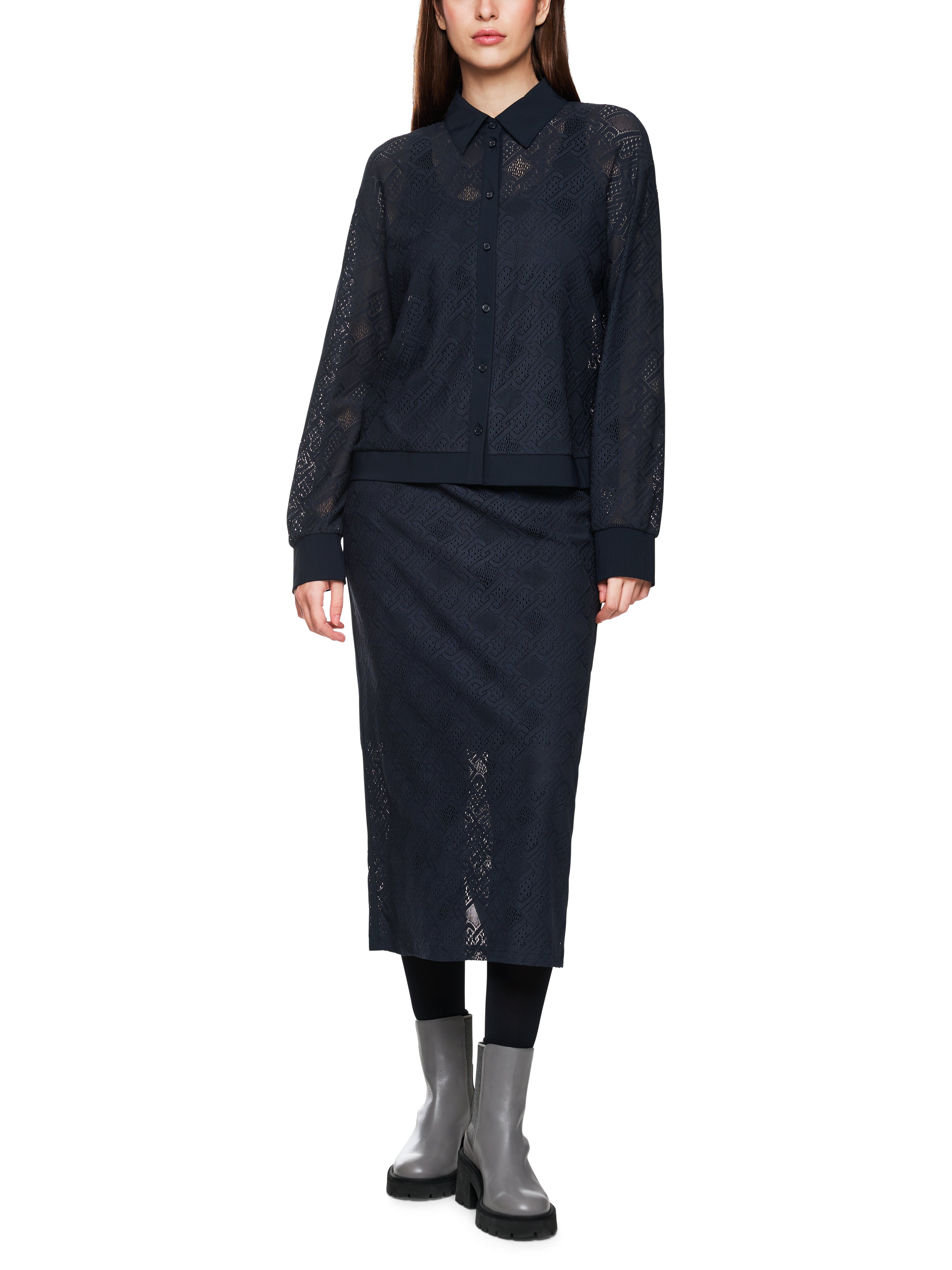 חולצה מכופתרת עם שרוולים ארוכים עשויה בד תחרההרכב: 93% פוליאמיד, 7% אלסטןהדוגמנית בגובה 1.79 ולובשת מידה 3 של מארק קיין