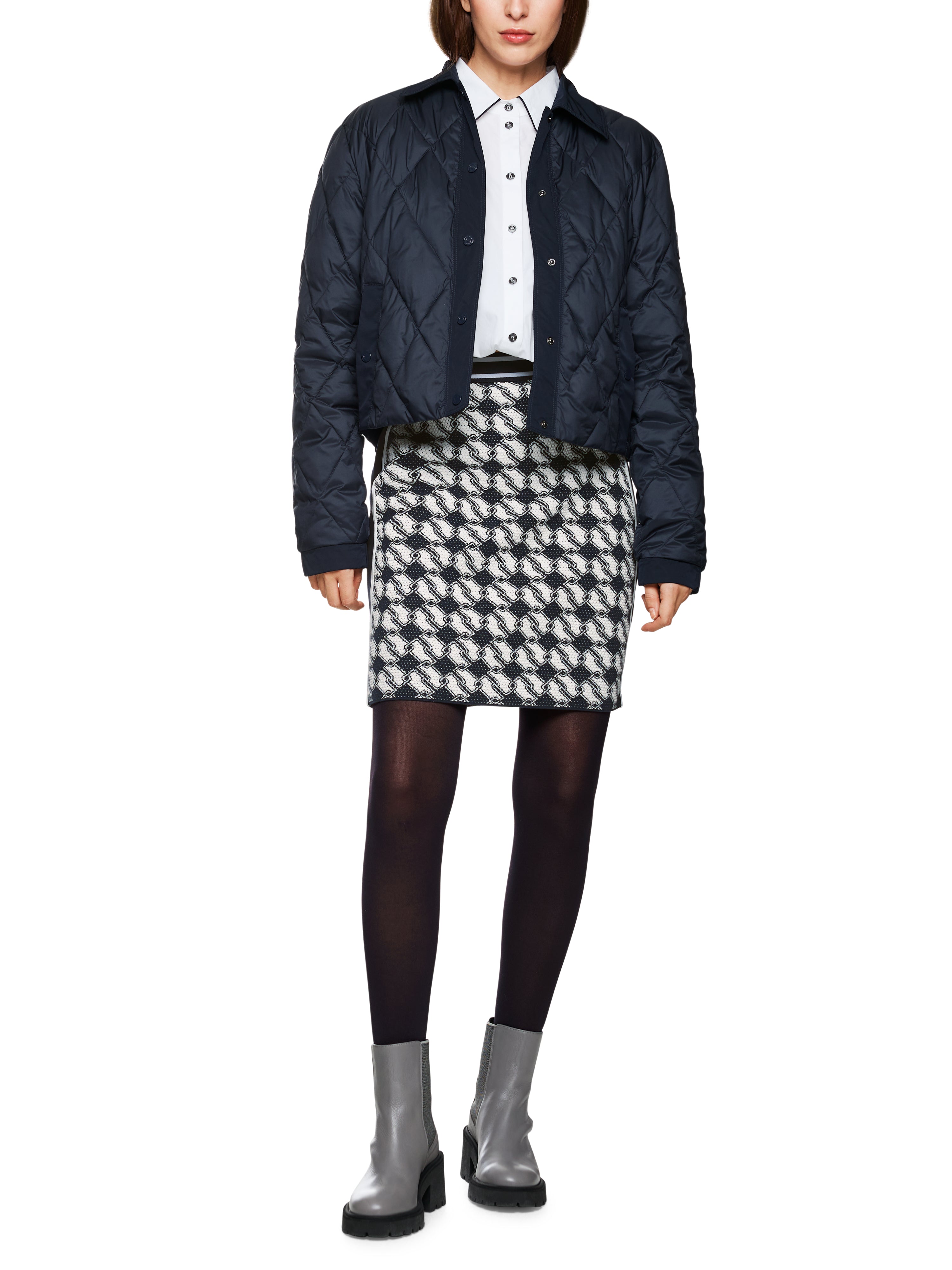 חצאית סרוגה בגזרה ישרה עם חגורה נמתחת הרכב: 47% פוליאמיד, 44% ויסקוזה, 9% אלסטןהדוגמנית בגובה 1.79 ולובשת מידה 3 של מארק קיין