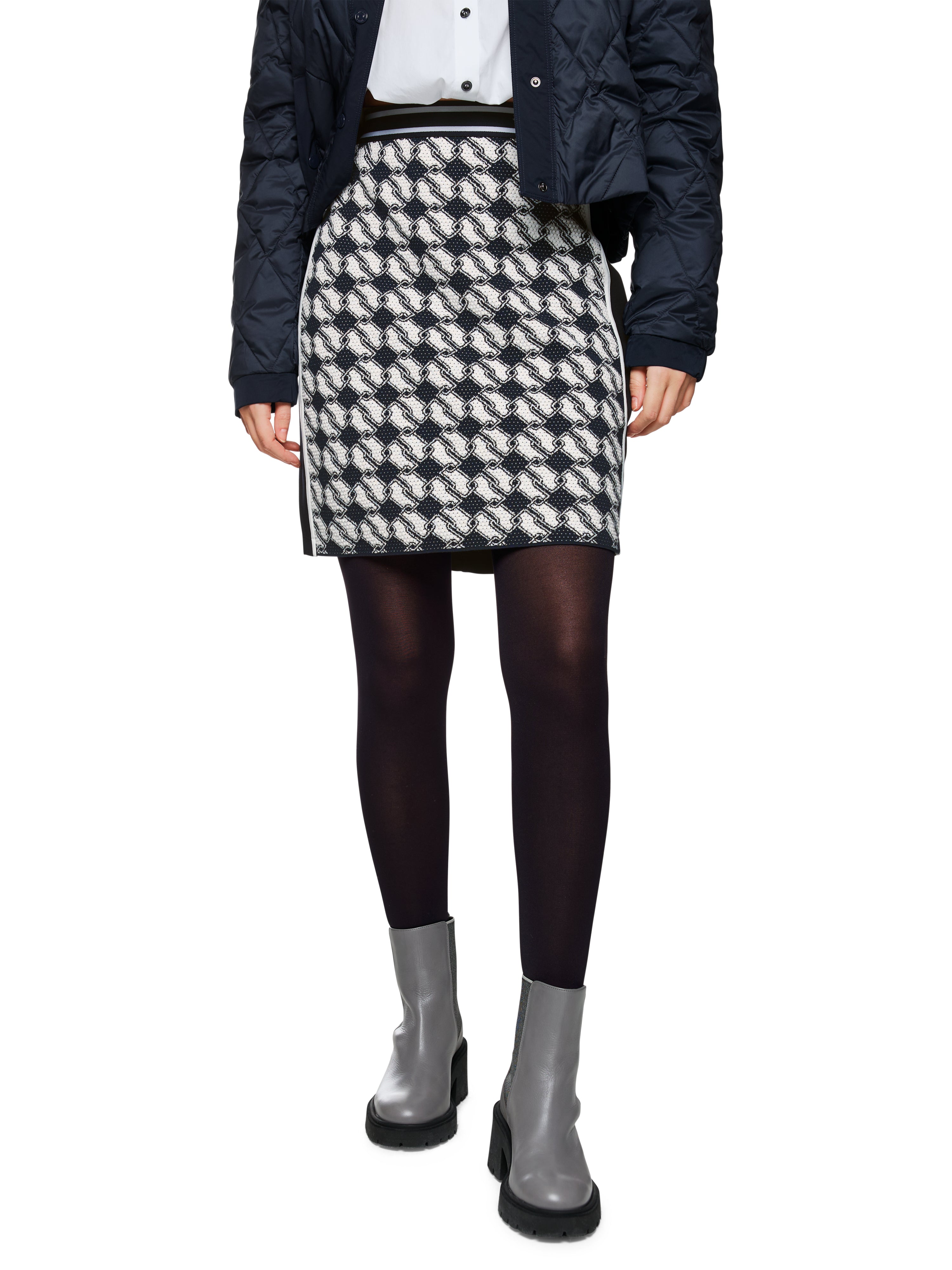 חצאית סרוגה בגזרה ישרה עם חגורה נמתחת הרכב: 47% פוליאמיד, 44% ויסקוזה, 9% אלסטןהדוגמנית בגובה 1.79 ולובשת מידה 3 של מארק קיין