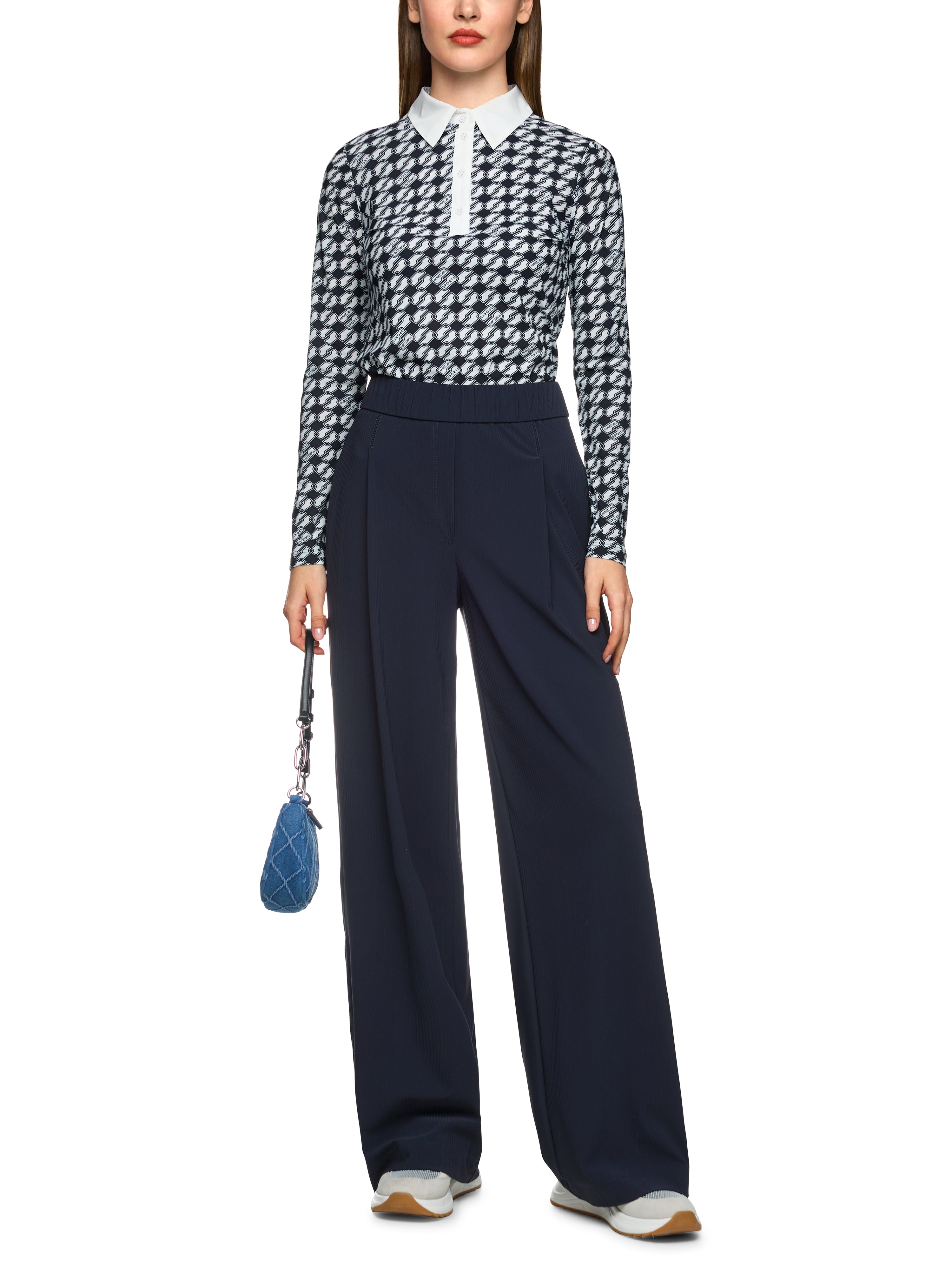 מכנסי סליפ-און עם גומיית מותן אלסטית וכיסים צדדייםהרכב: 73% פוליאמיד, 27% אלסטןהדוגמנית בגובה 1.79 ולובשת מידה 3 של מארק קיין