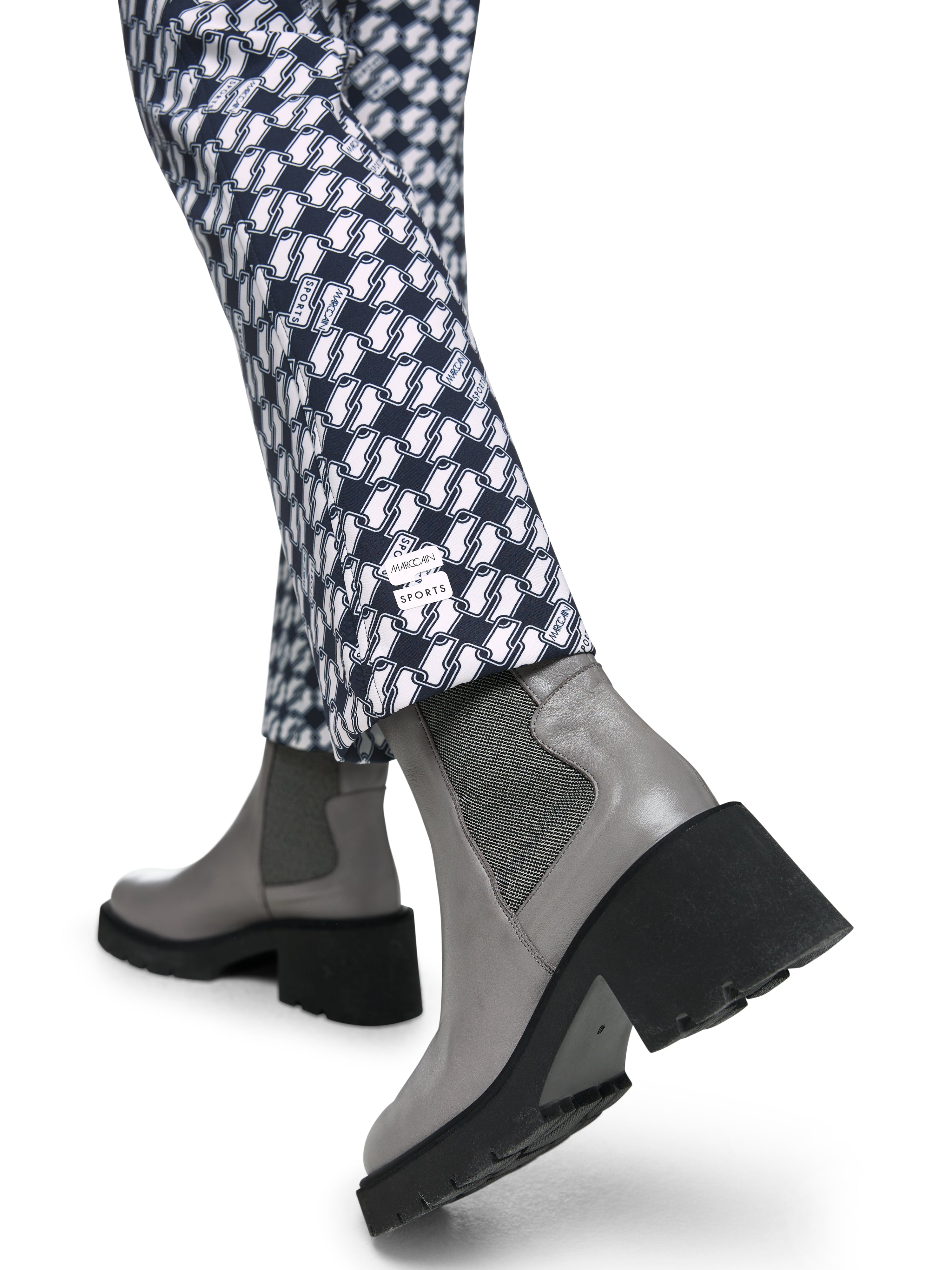 מכנסי סקובה עם הדפס וגומיית מותן אלסטיתהרכב: 87% פוליאמיד, 13% אלסטןהדוגמנית בגובה 1.79 ולובשת מידה 3 של מארק קיין