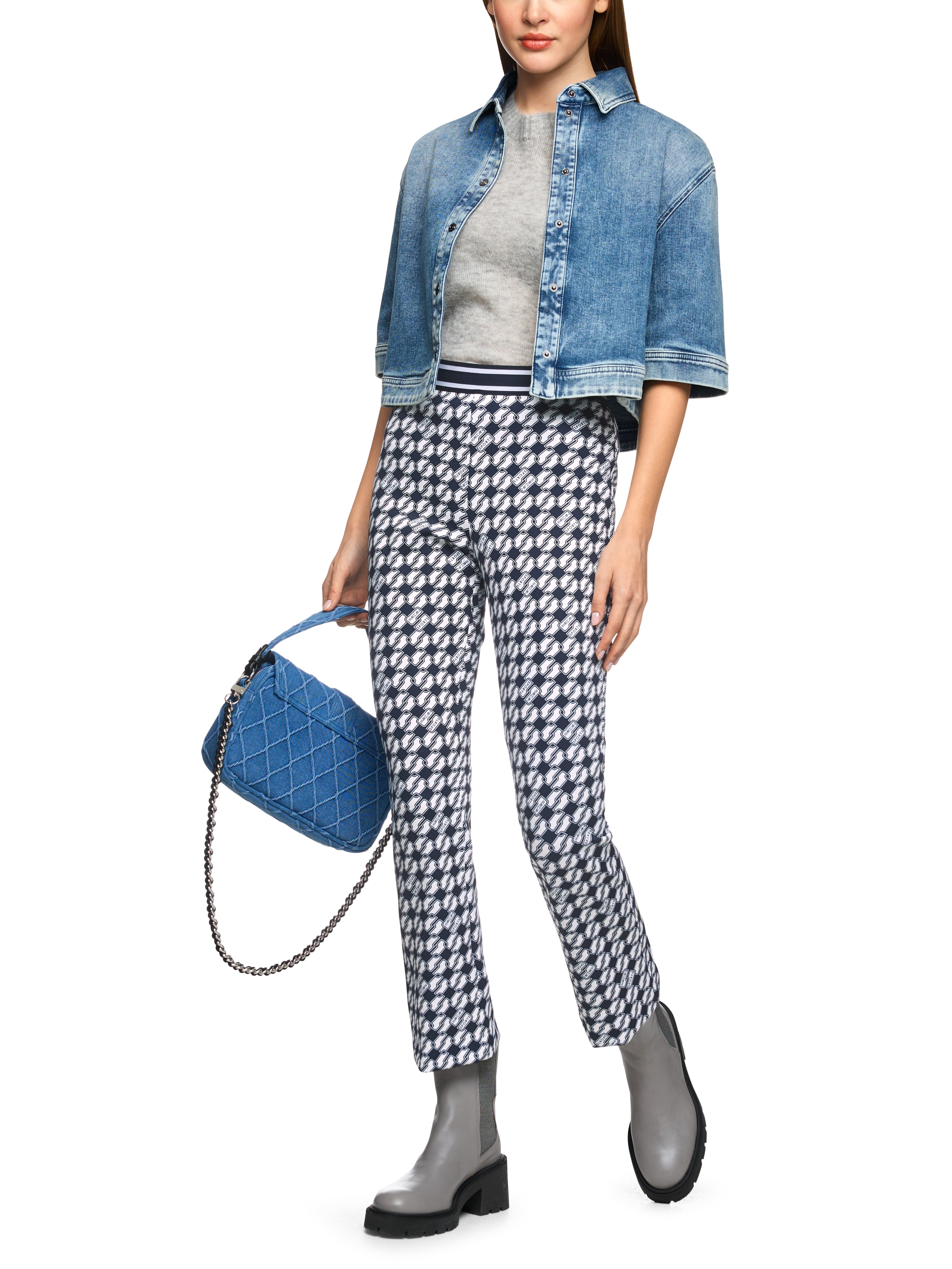 מכנסי סקובה עם הדפס וגומיית מותן אלסטיתהרכב: 87% פוליאמיד, 13% אלסטןהדוגמנית בגובה 1.79 ולובשת מידה 3 של מארק קיין