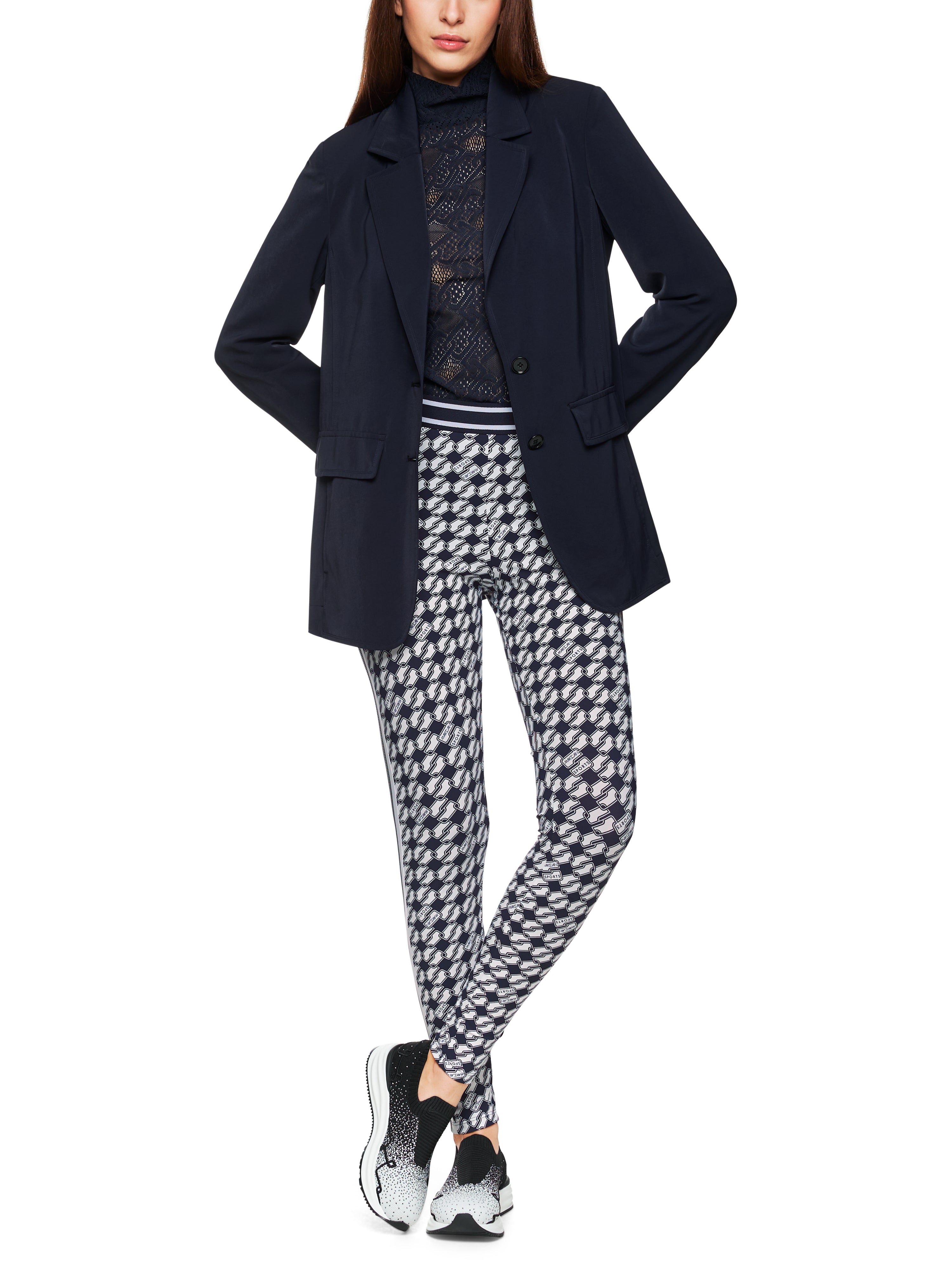 מכנסי טייץ בגזרה צמודה עם הדפס גאומטריהרכב: 75% פוליאמיד, 25% אלסטןהדוגמנית בגובה 1.79 ולובשת מידה 3 של מארק קיין