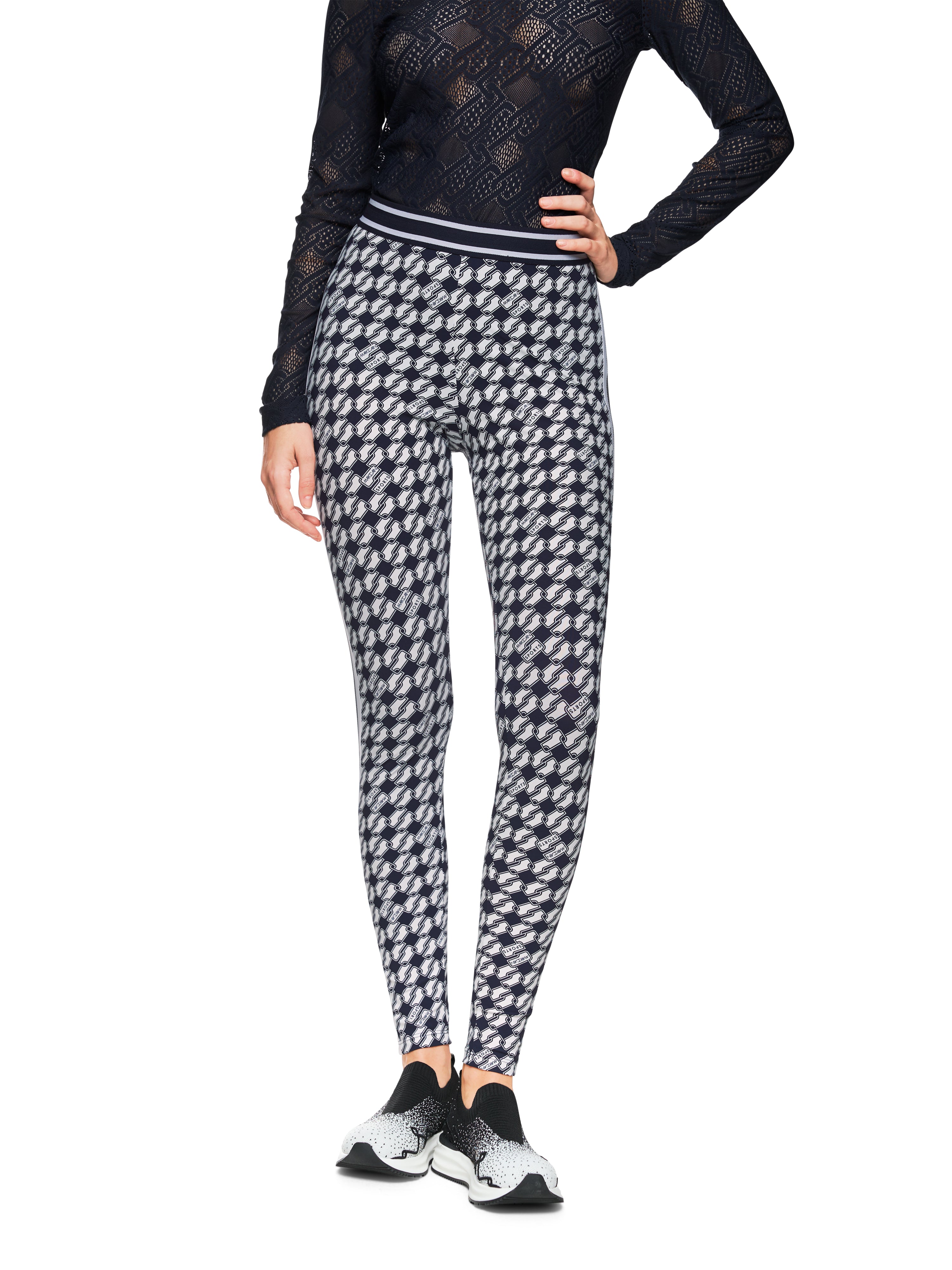 מכנסי טייץ בגזרה צמודה עם הדפס גאומטריהרכב: 75% פוליאמיד, 25% אלסטןהדוגמנית בגובה 1.79 ולובשת מידה 3 של מארק קיין