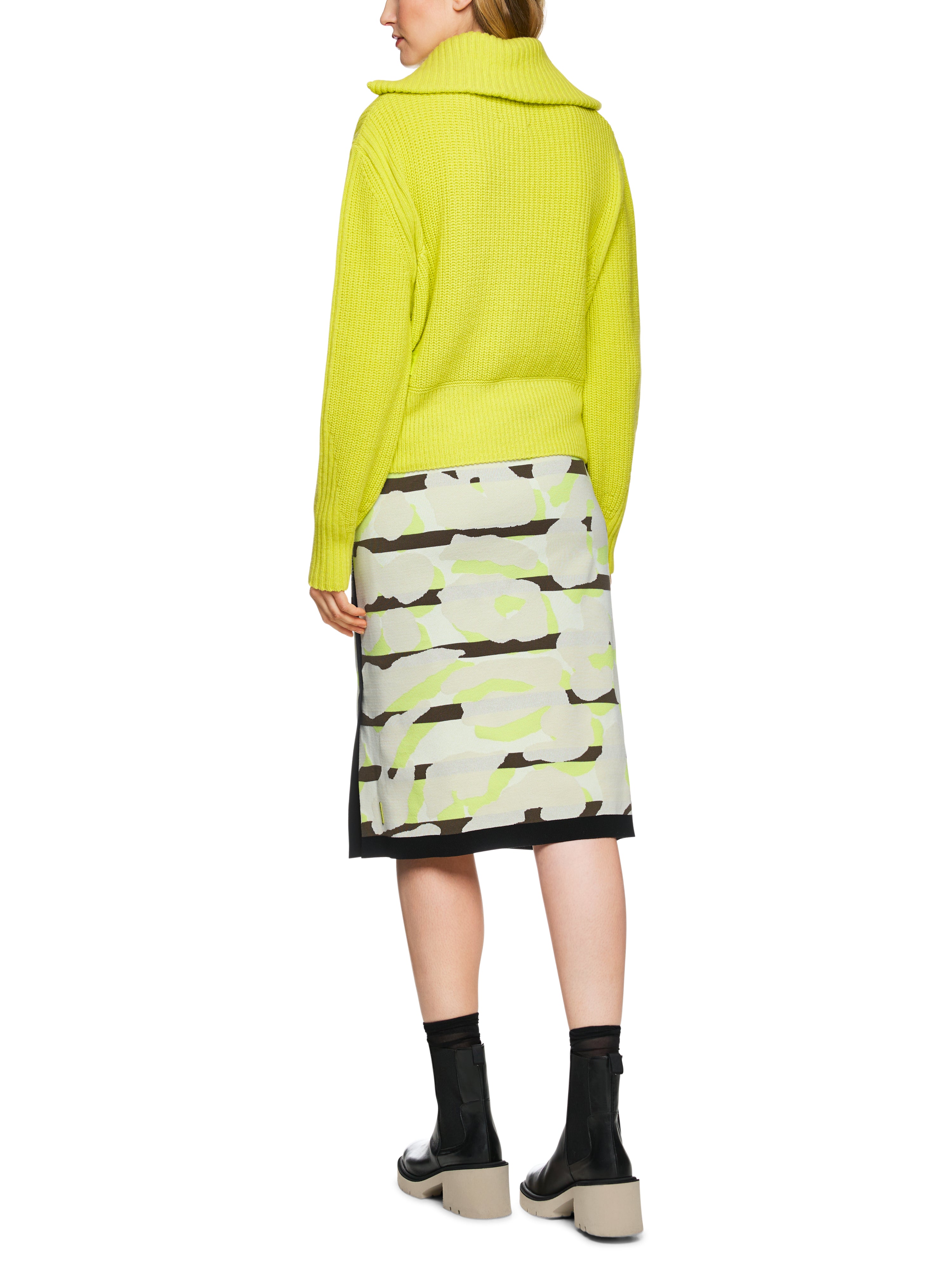 קרדיגן בגזרה נינוחה עם צווארון גבוה ורוכסן דו כיווניהרכב: 35% צמר, 30% ויסקוזה, 20% קשמיר, 15% פוליאמידהדוגמנית בגובה 1.79 ולובשת מידה 3 של מארק קיין