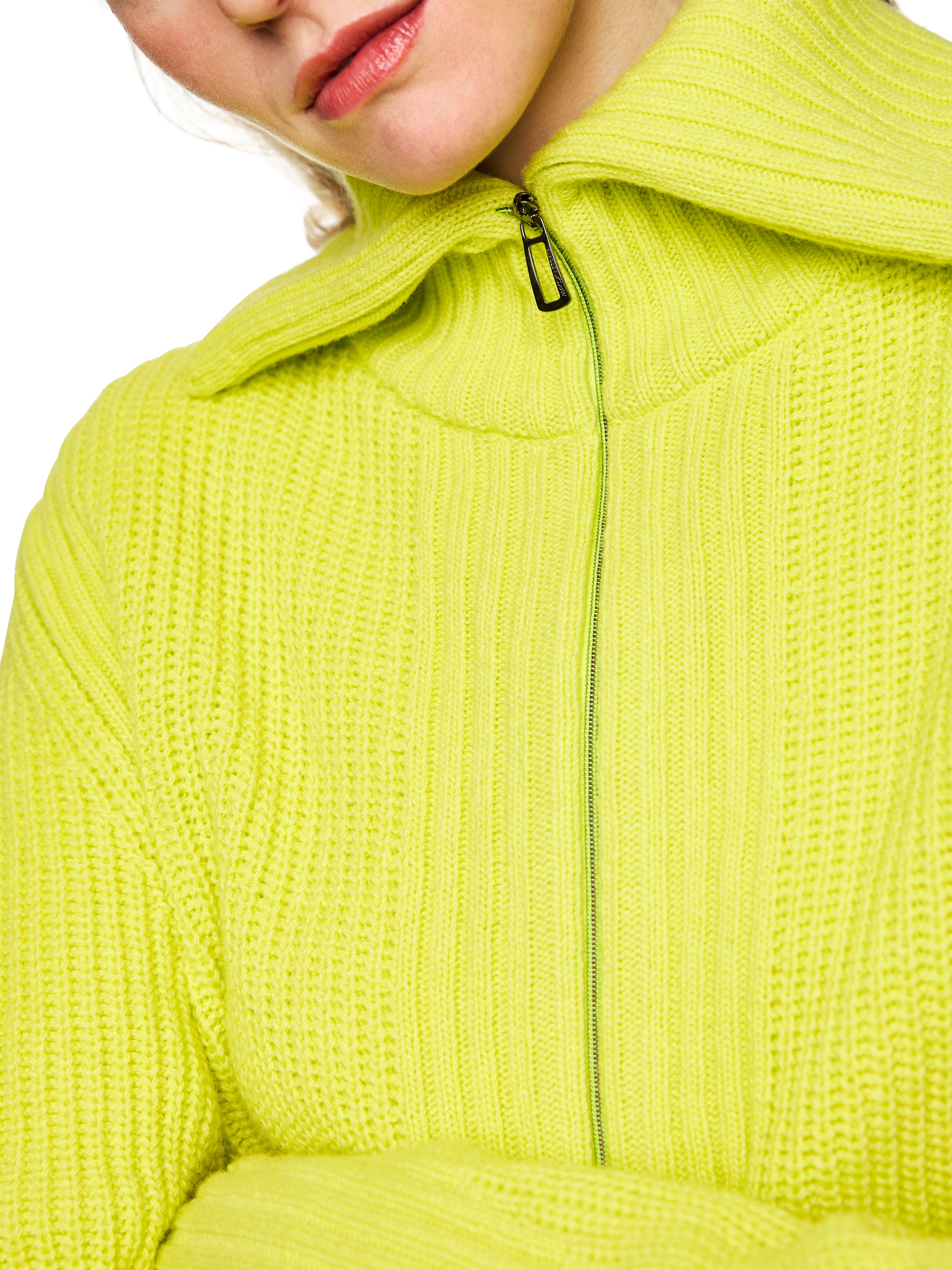 קרדיגן בגזרה נינוחה עם צווארון גבוה ורוכסן דו כיווניהרכב: 35% צמר, 30% ויסקוזה, 20% קשמיר, 15% פוליאמידהדוגמנית בגובה 1.79 ולובשת מידה 3 של מארק קיין