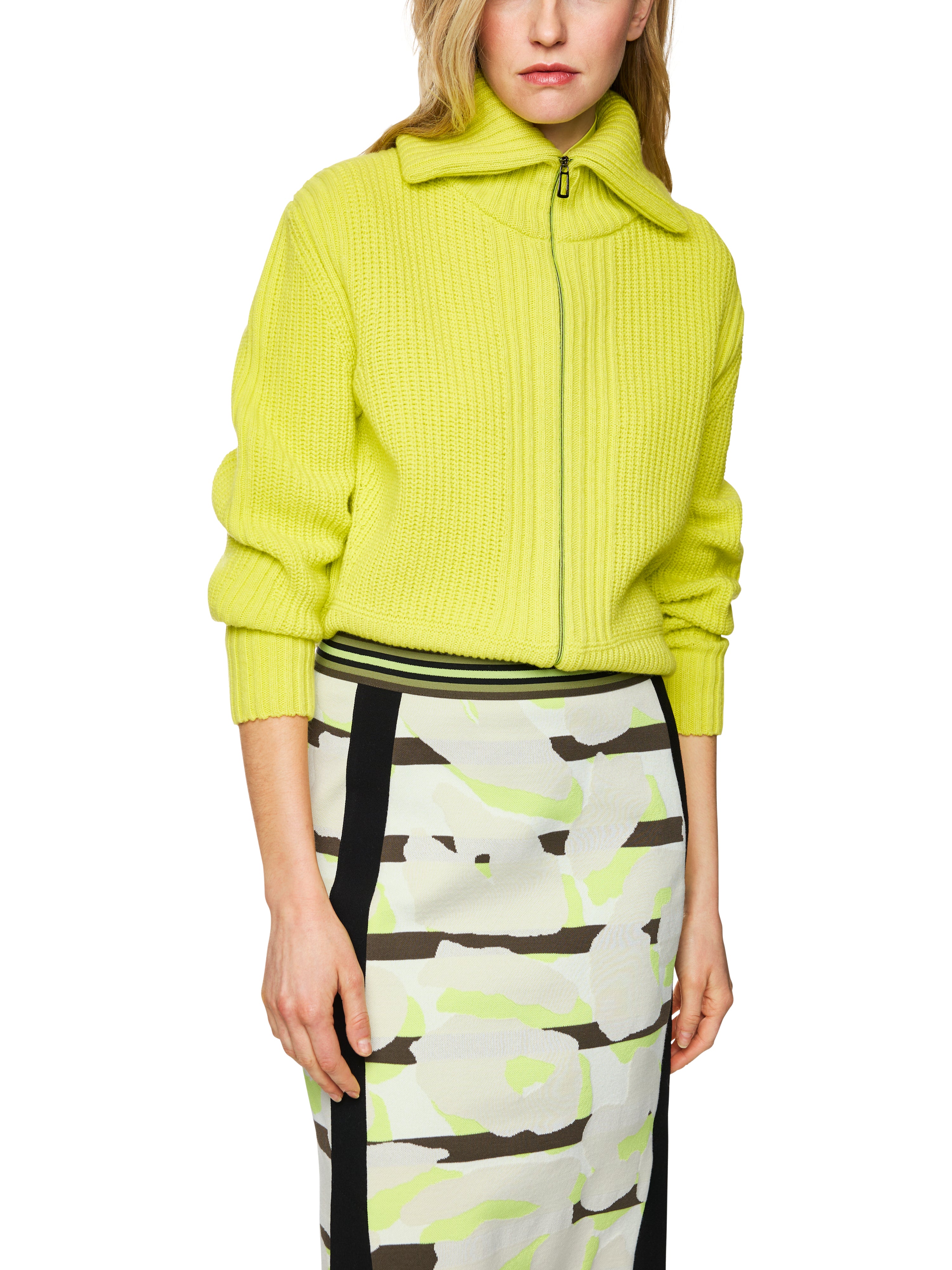 קרדיגן בגזרה נינוחה עם צווארון גבוה ורוכסן דו כיווניהרכב: 35% צמר, 30% ויסקוזה, 20% קשמיר, 15% פוליאמידהדוגמנית בגובה 1.79 ולובשת מידה 3 של מארק קיין