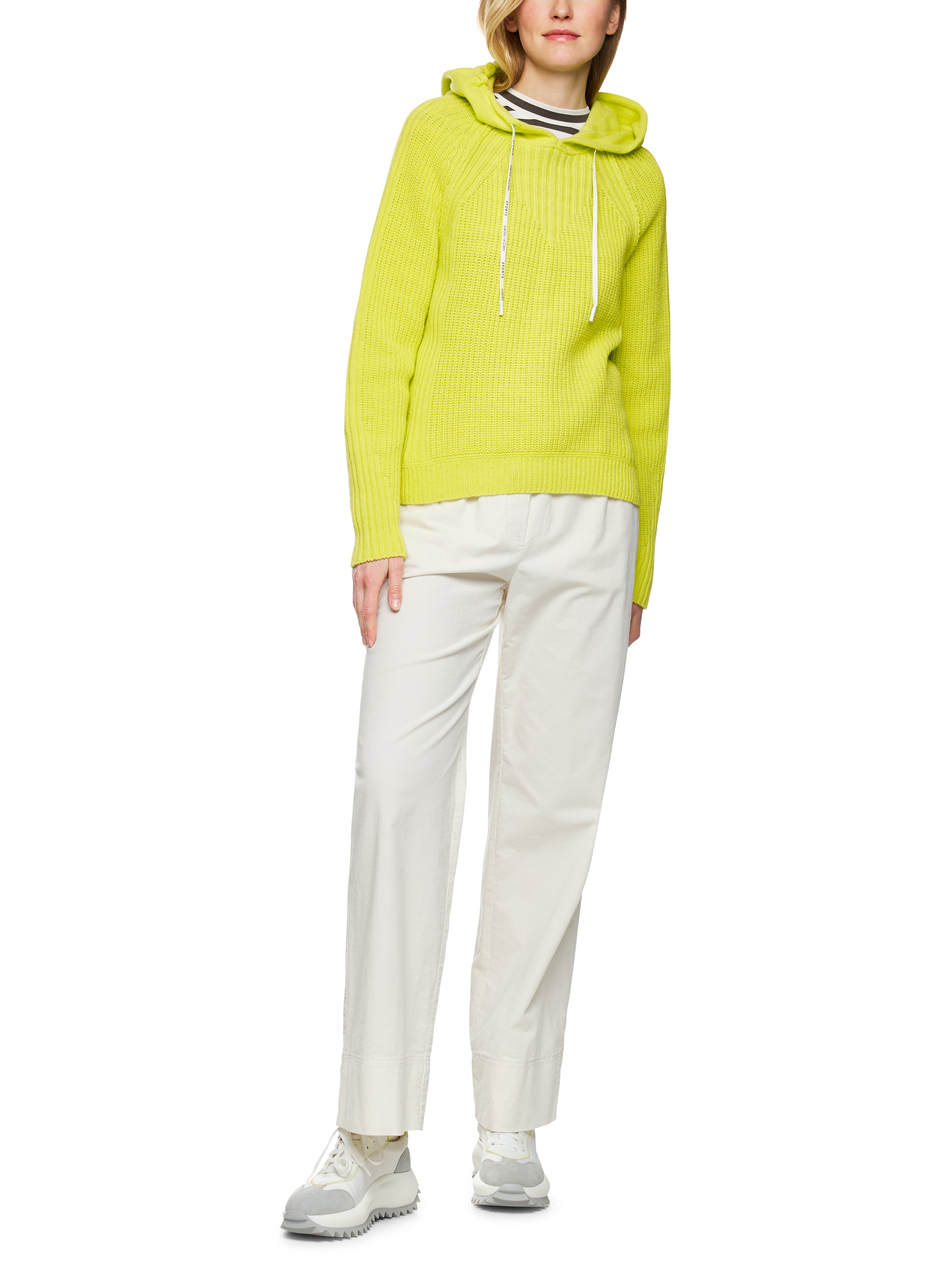 סוודר קז'ואל עם קפוצ'ון בעל גזרה נינוחה ושרוולי ראגלןהרכב: 35% צמר, 30% ויסקוזה, 20% קשמיר, 15% פוליאמידהדוגמנית בגובה 1.79 ולובשת מידה 3 של מארק קיין