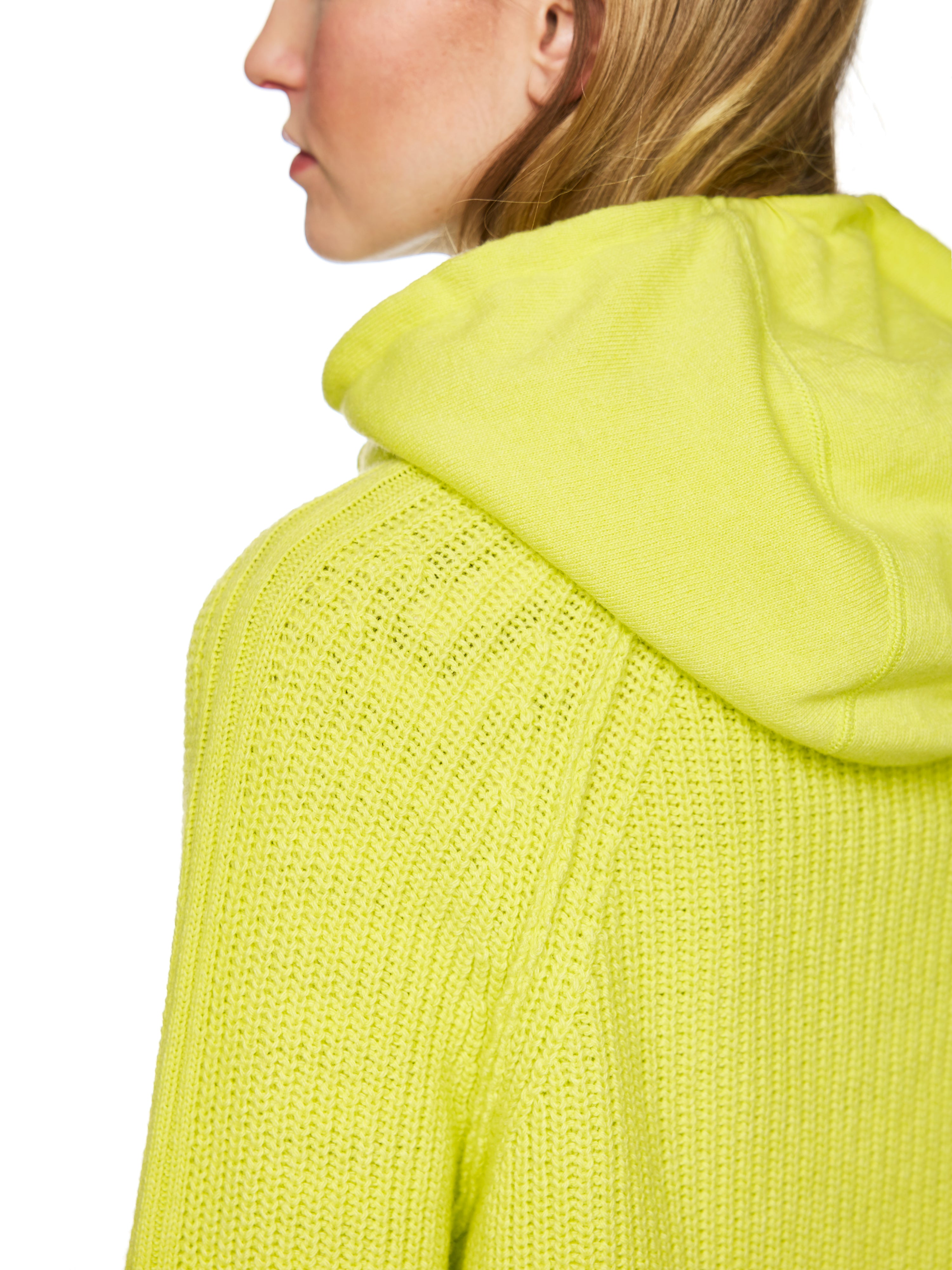 סוודר קז'ואל עם קפוצ'ון בעל גזרה נינוחה ושרוולי ראגלןהרכב: 35% צמר, 30% ויסקוזה, 20% קשמיר, 15% פוליאמידהדוגמנית בגובה 1.79 ולובשת מידה 3 של מארק קיין