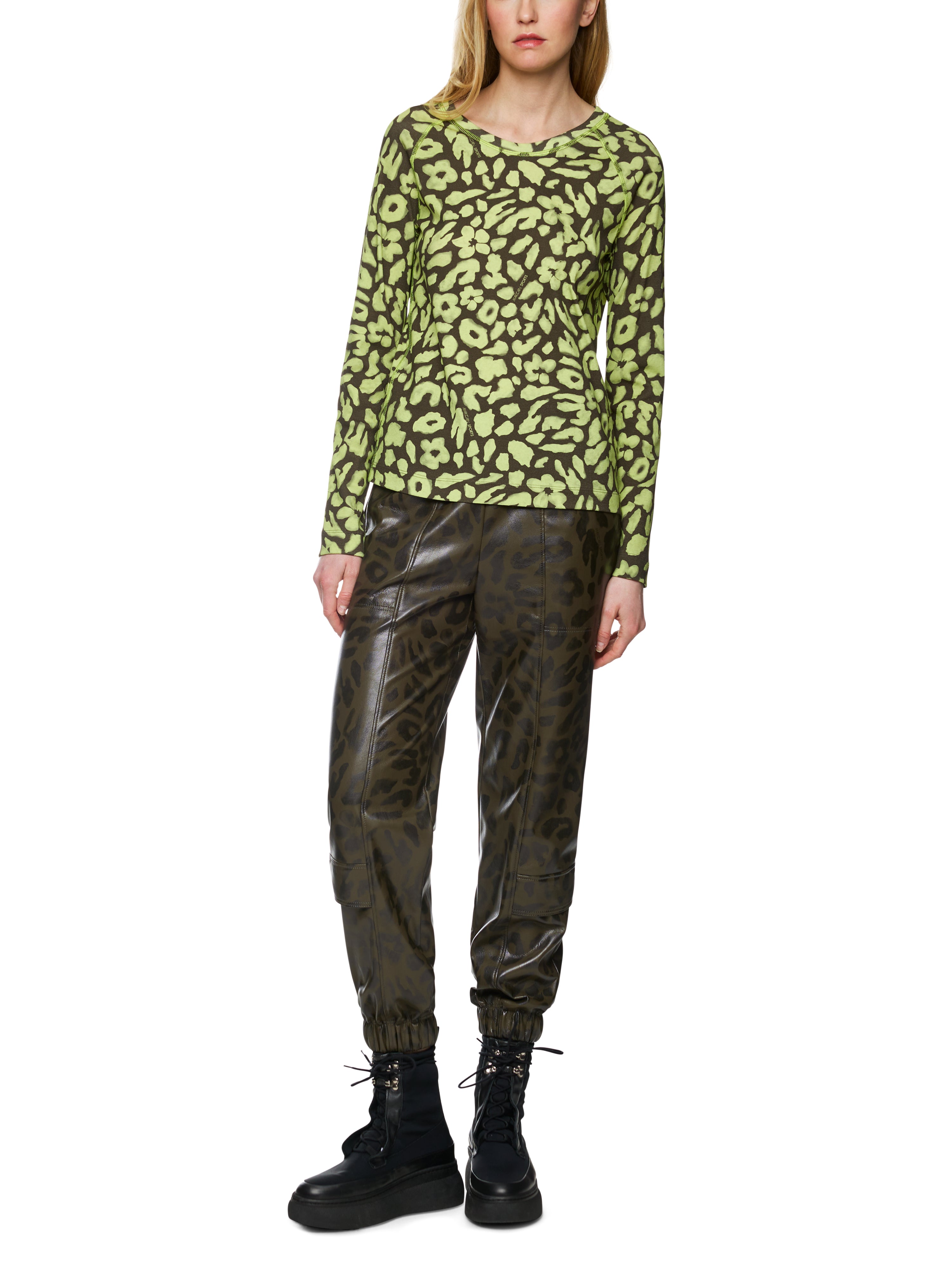 חולצה ארוכת שרוולים גזרה צמודה עם הדפסהרכב: 94% כותנה, 6% אלסטןהדוגמנית בגובה 1.79 ולובשת מידה 3 של מארק קיין