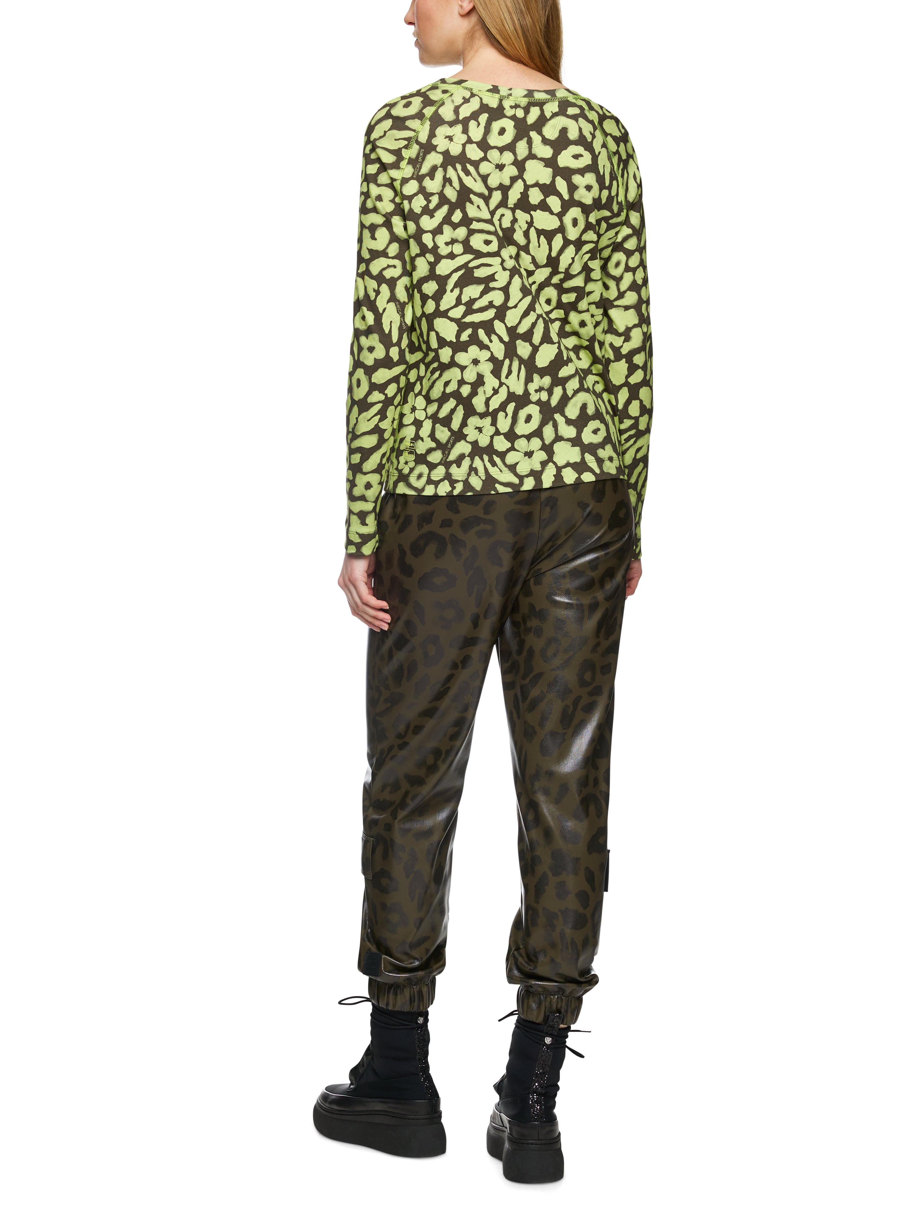 חולצה ארוכת שרוולים גזרה צמודה עם הדפסהרכב: 94% כותנה, 6% אלסטןהדוגמנית בגובה 1.79 ולובשת מידה 3 של מארק קיין