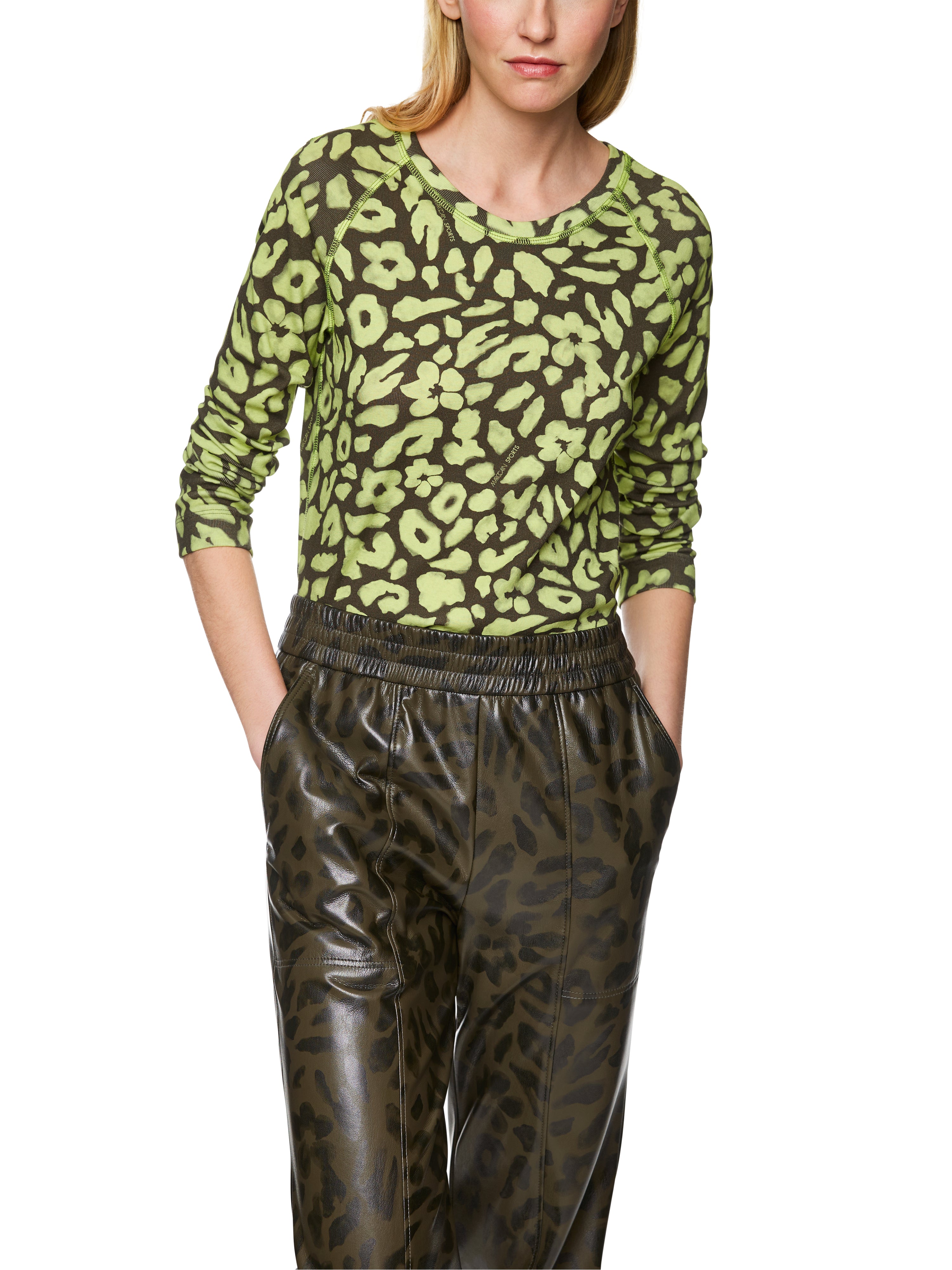 חולצה ארוכת שרוולים גזרה צמודה עם הדפסהרכב: 94% כותנה, 6% אלסטןהדוגמנית בגובה 1.79 ולובשת מידה 3 של מארק קיין