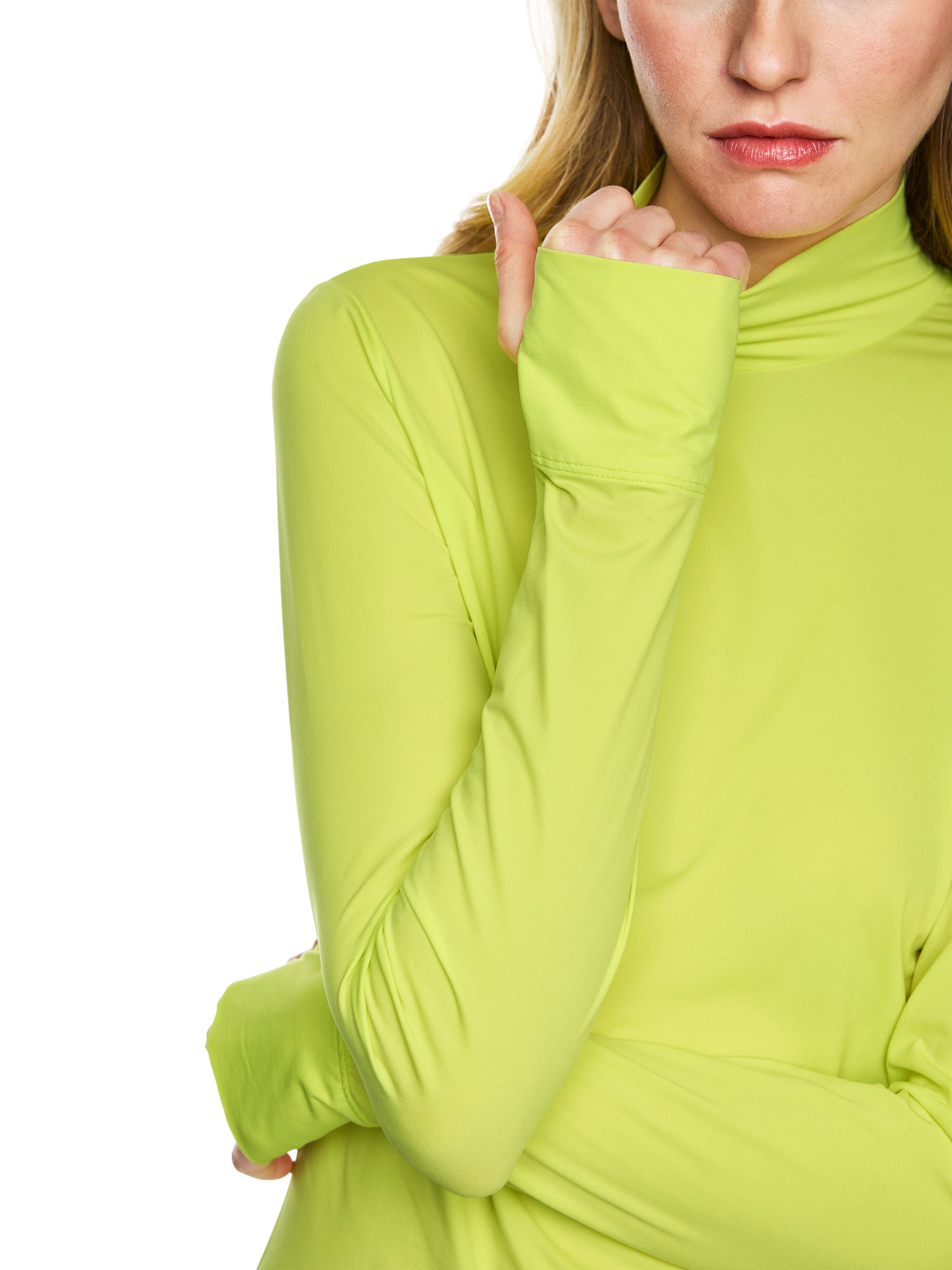 חולצת גולף בגזרה צמודה עם שרוולים ארוכיםהרכב: 87% פוליאמיד, 13% אלסטןהדוגמנית בגובה 1.79 ולובשת מידה 3 של מארק קיין