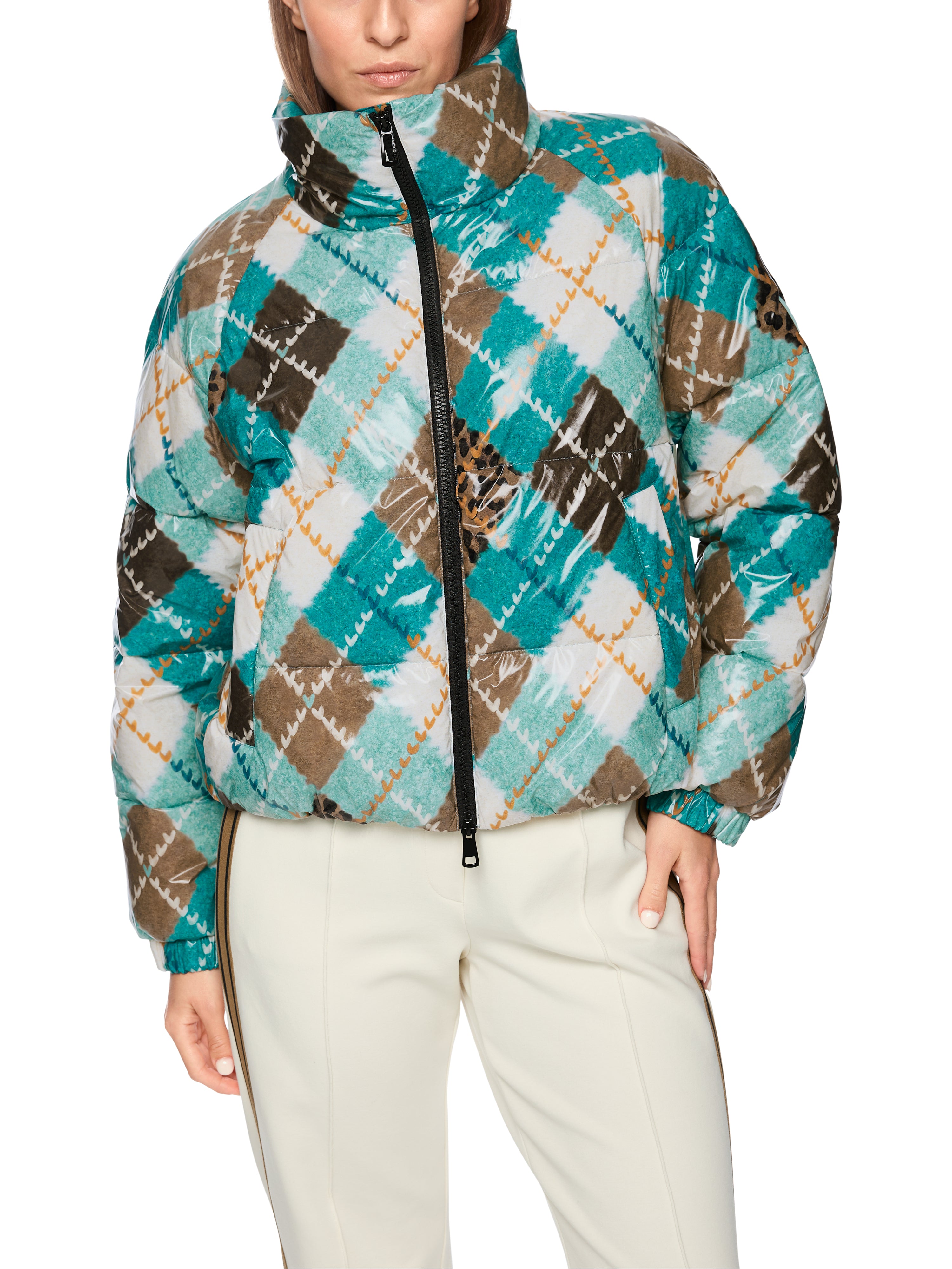 מעיל מרופד בצבע כחול ירקרק עם דוגמה גיאומטריתסגירה ברוכסן וגזרה ישרה הרכב בד: 100% פוליאמיד עם ציפוי פוליאוריתןהדוגמנית בגובה 1.79 ולובשת מידה 3 של מארק קיין