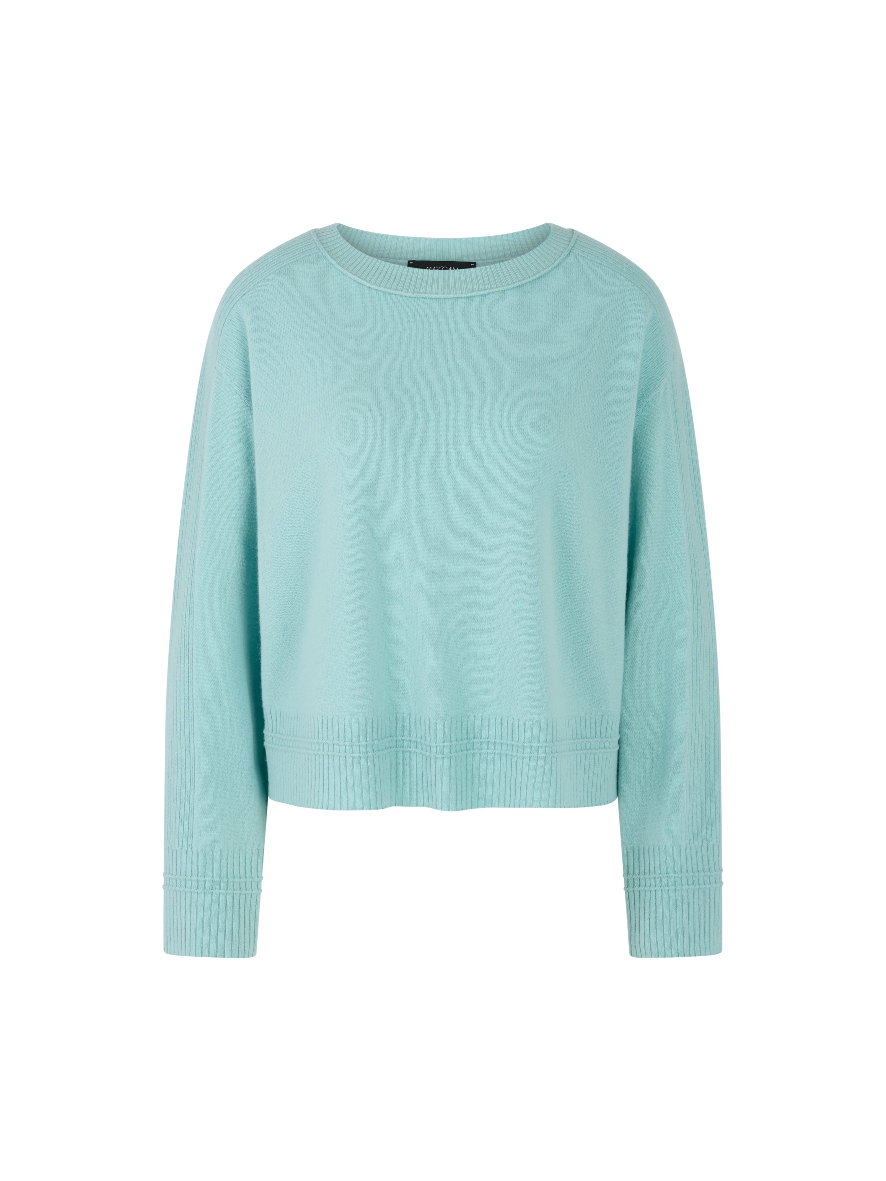 סוודר בגוון טורקיז רך ונעים בגזרה רחבה עם צווארון עגולעיצוב נקי עם פס דק בקצה השרוול למראה אלגנטיהרכב בד: 90% צמר בתולי, 10% קשמירהדוגמנית בגובה 1.79 ולובשת מידה 3 של מארק קיין