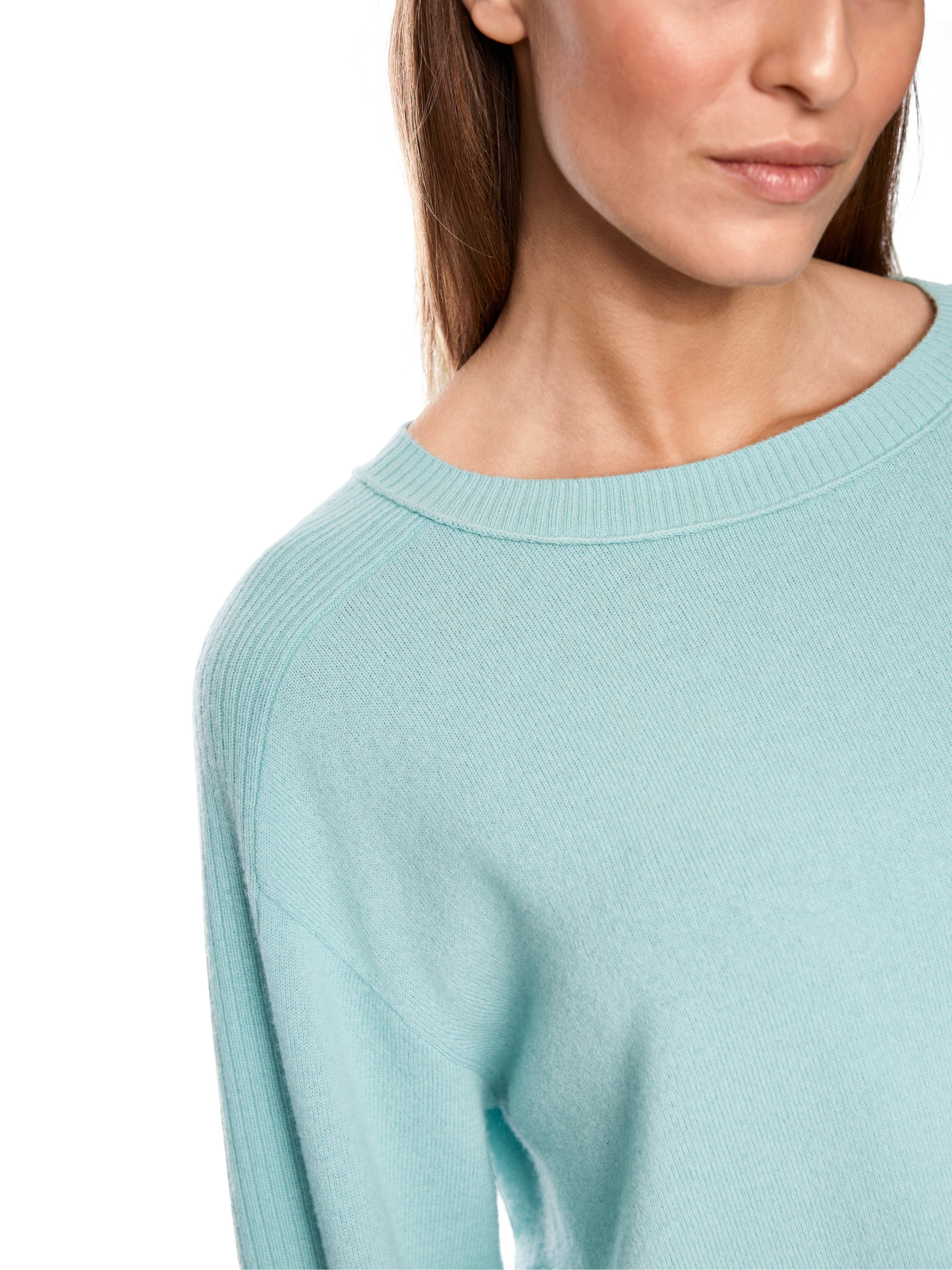 סוודר בגוון טורקיז רך ונעים בגזרה רחבה עם צווארון עגולעיצוב נקי עם פס דק בקצה השרוול למראה אלגנטיהרכב בד: 90% צמר בתולי, 10% קשמירהדוגמנית בגובה 1.79 ולובשת מידה 3 של מארק קיין