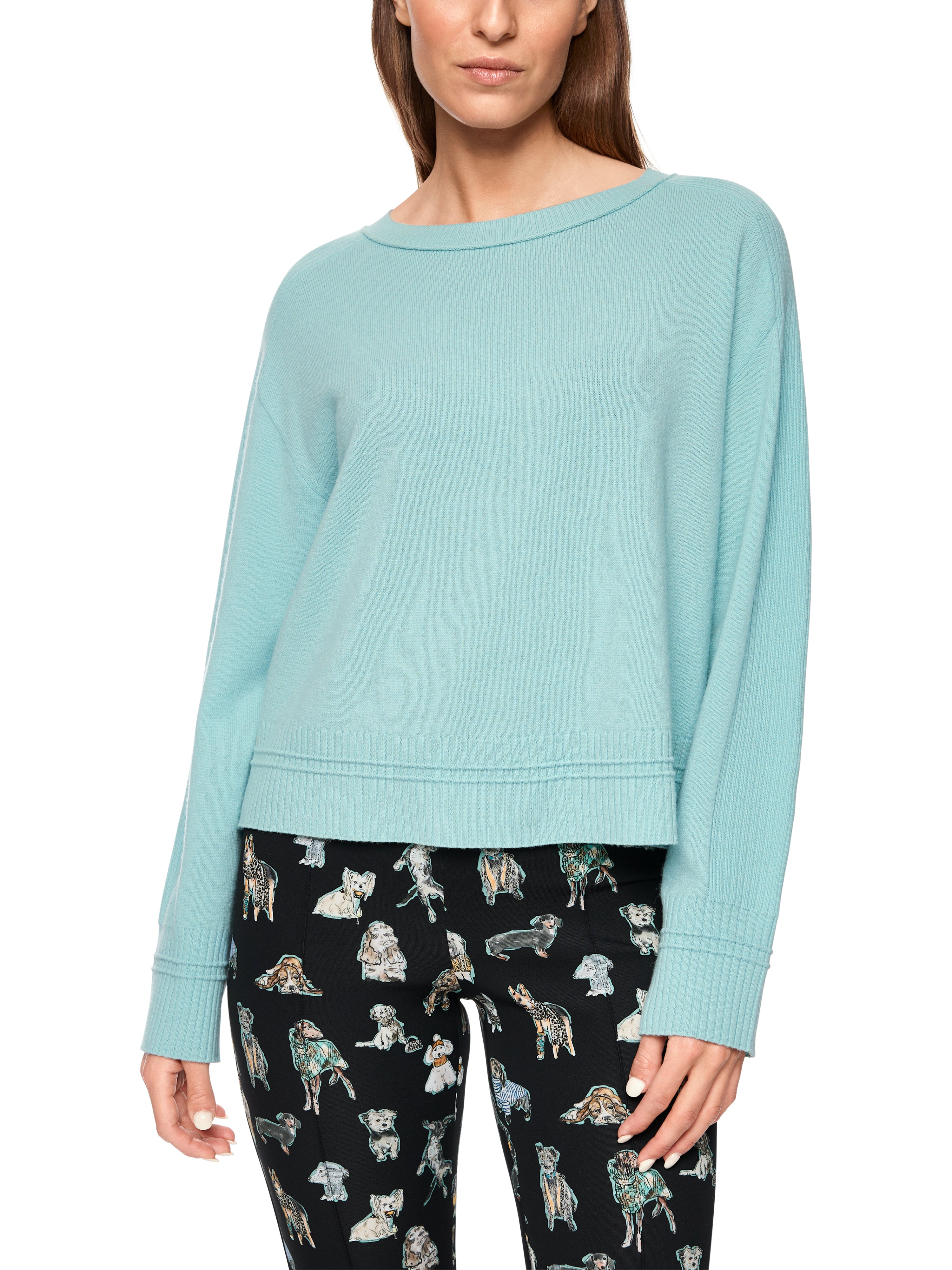 סוודר בגוון טורקיז רך ונעים בגזרה רחבה עם צווארון עגולעיצוב נקי עם פס דק בקצה השרוול למראה אלגנטיהרכב בד: 90% צמר בתולי, 10% קשמירהדוגמנית בגובה 1.79 ולובשת מידה 3 של מארק קיין