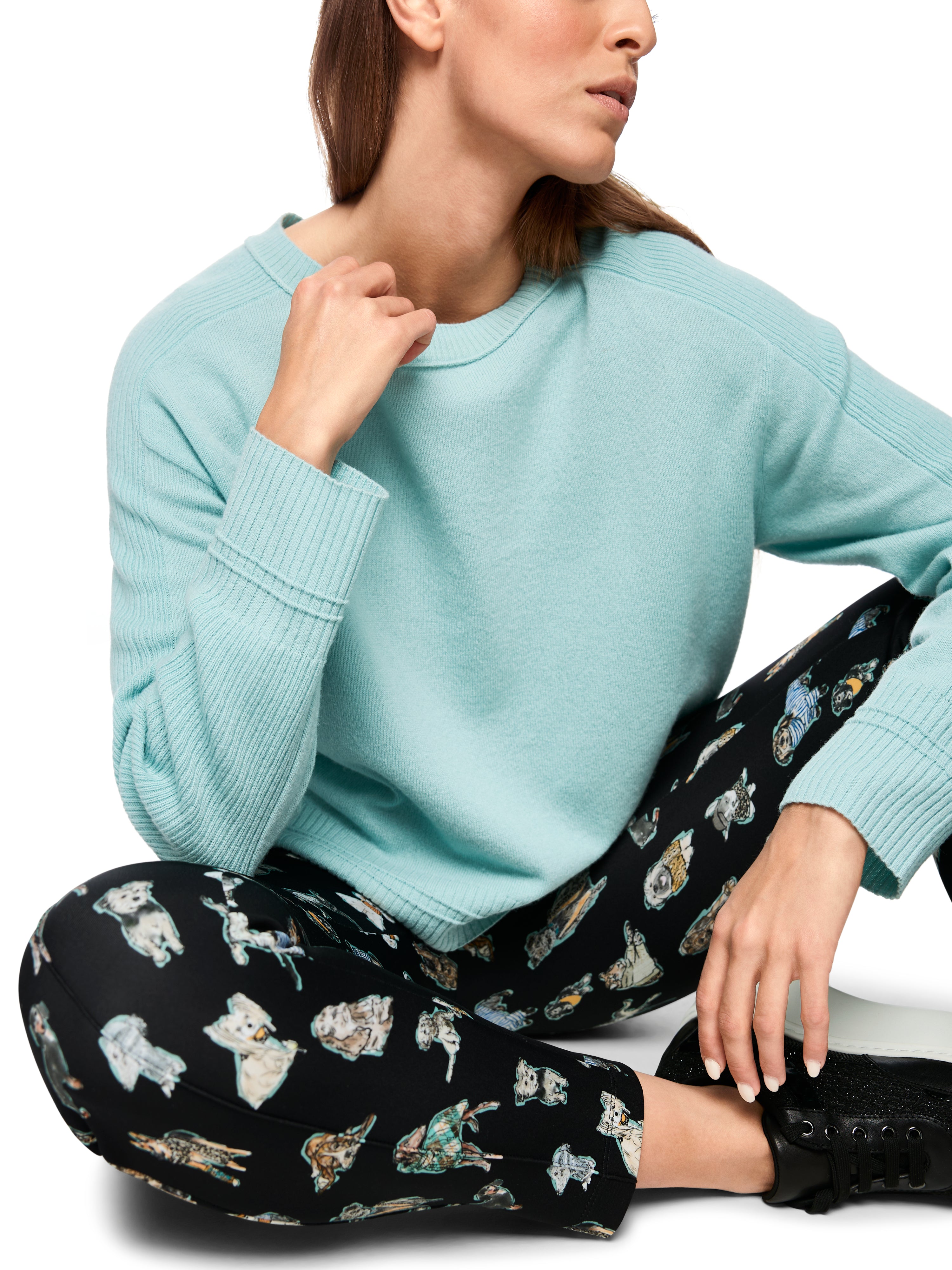 סוודר בגוון טורקיז רך ונעים בגזרה רחבה עם צווארון עגולעיצוב נקי עם פס דק בקצה השרוול למראה אלגנטיהרכב בד: 90% צמר בתולי, 10% קשמירהדוגמנית בגובה 1.79 ולובשת מידה 3 של מארק קיין