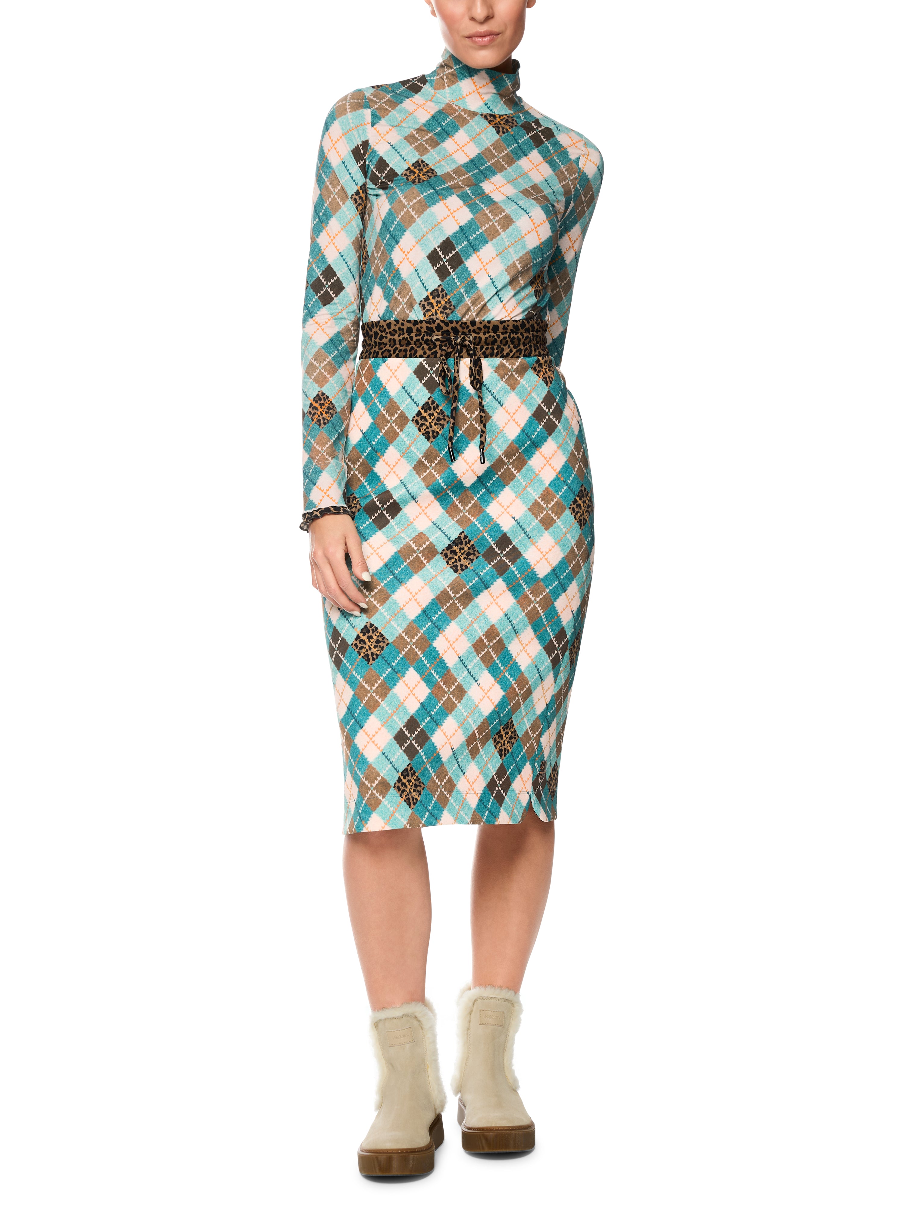 חולצה צמודה עם שרוולים ארוכים וצווארון גולף קלאסימעוטרת בדוגמת משבצות אלגנטית ועם הדפס מנומר על השרווליםהרכב בד: 84% פוליאמיד, 16% אלסטאןהדוגמנית בגובה 1.79 ולובשת מידה 3 של מארק קיין