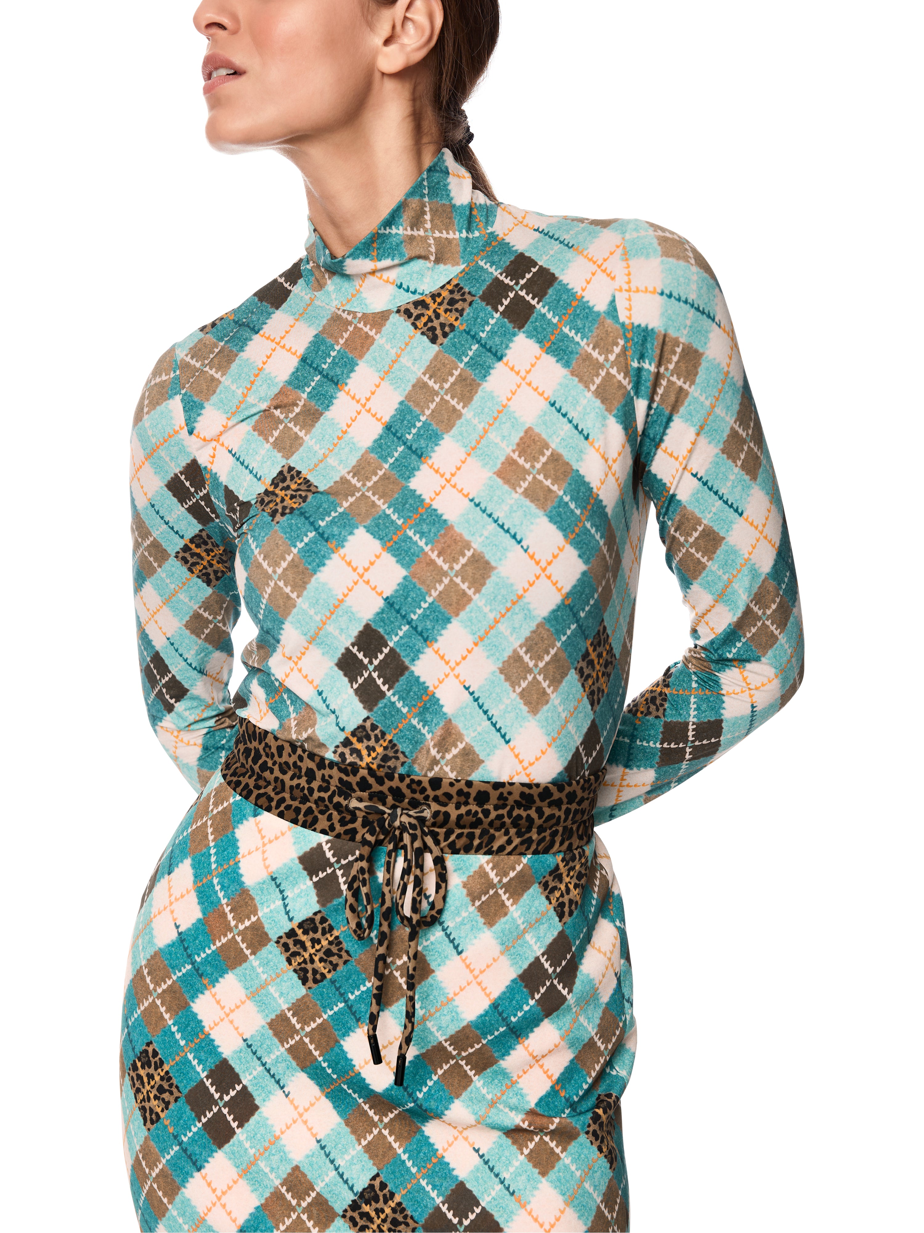 חולצה צמודה עם שרוולים ארוכים וצווארון גולף קלאסימעוטרת בדוגמת משבצות אלגנטית ועם הדפס מנומר על השרווליםהרכב בד: 84% פוליאמיד, 16% אלסטאןהדוגמנית בגובה 1.79 ולובשת מידה 3 של מארק קיין