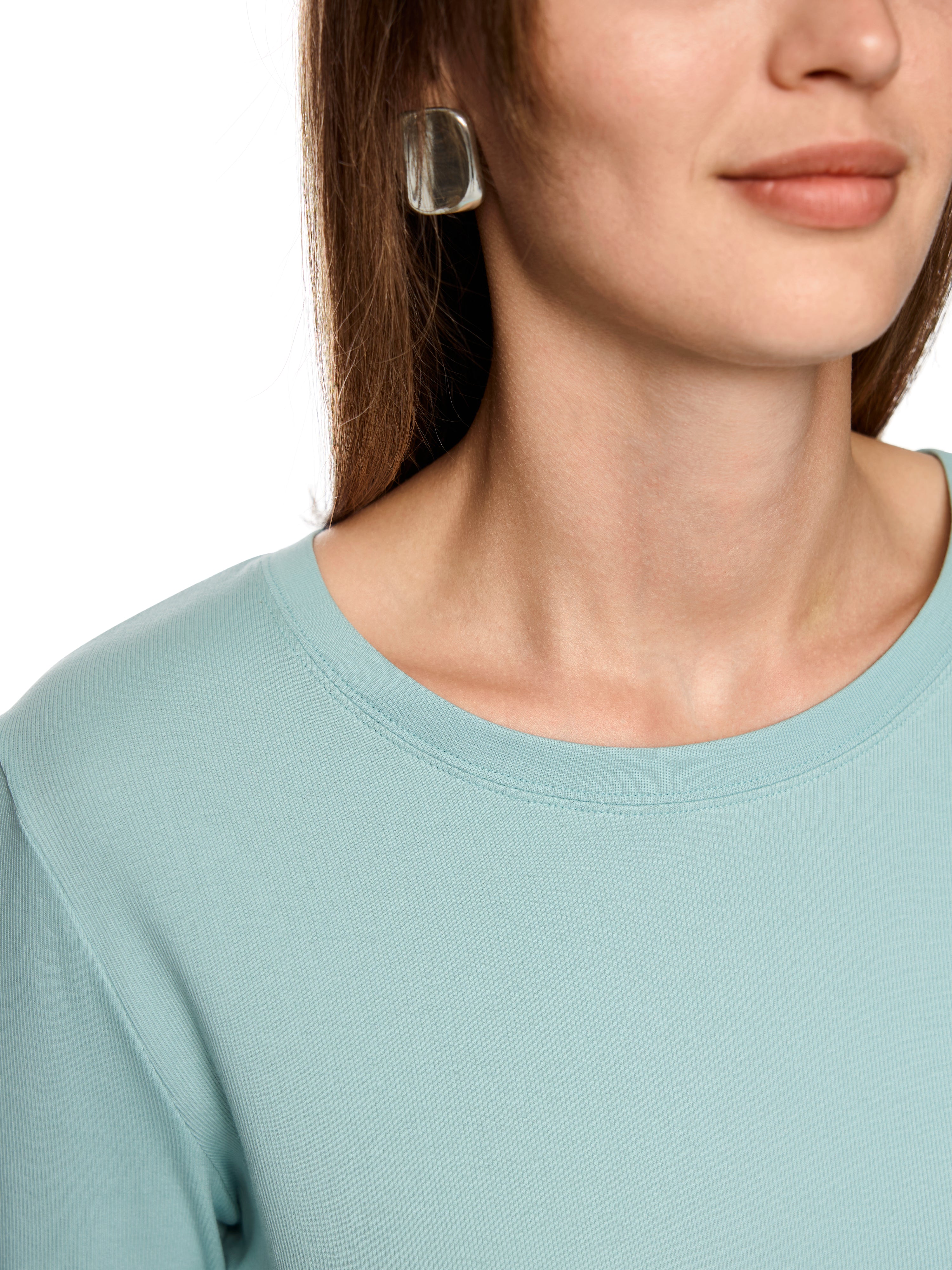 חולצת טי בגזרה ישרה עם שרוולים ארוכיםהרכב בד: 94% כותנה, 6% אלסטןהדוגמנית בגובה 1.79 ולובשת מידה 3 של מארק קיין