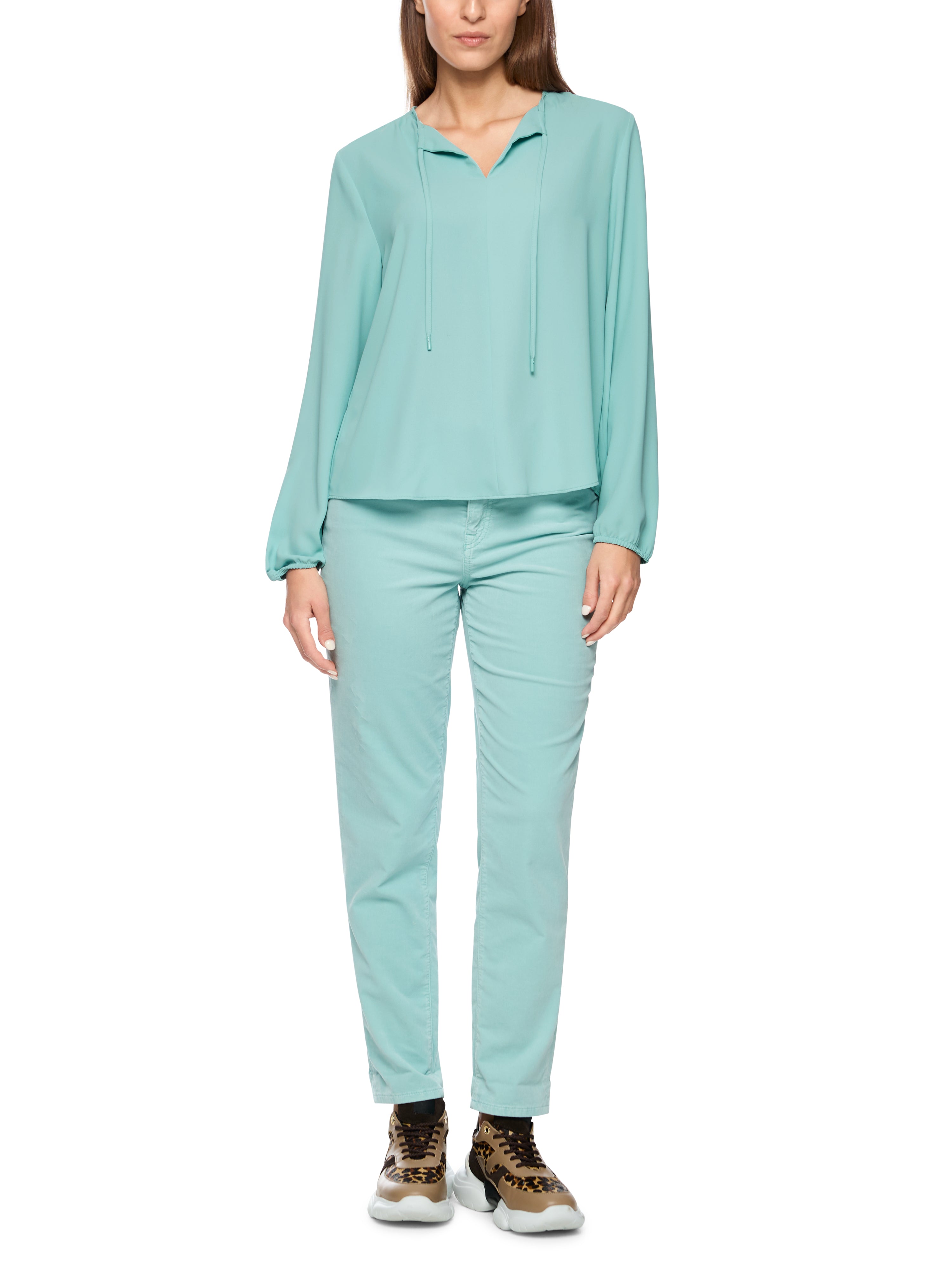 חולצה בגזרה רחבה עם שרוולים ארוכים וסרט לקשירה בצווארוןהרכב בד: 100% פוליאסטרהדוגמנית בגובה 1.79 ולובשת מידה 3 של מארק קיין