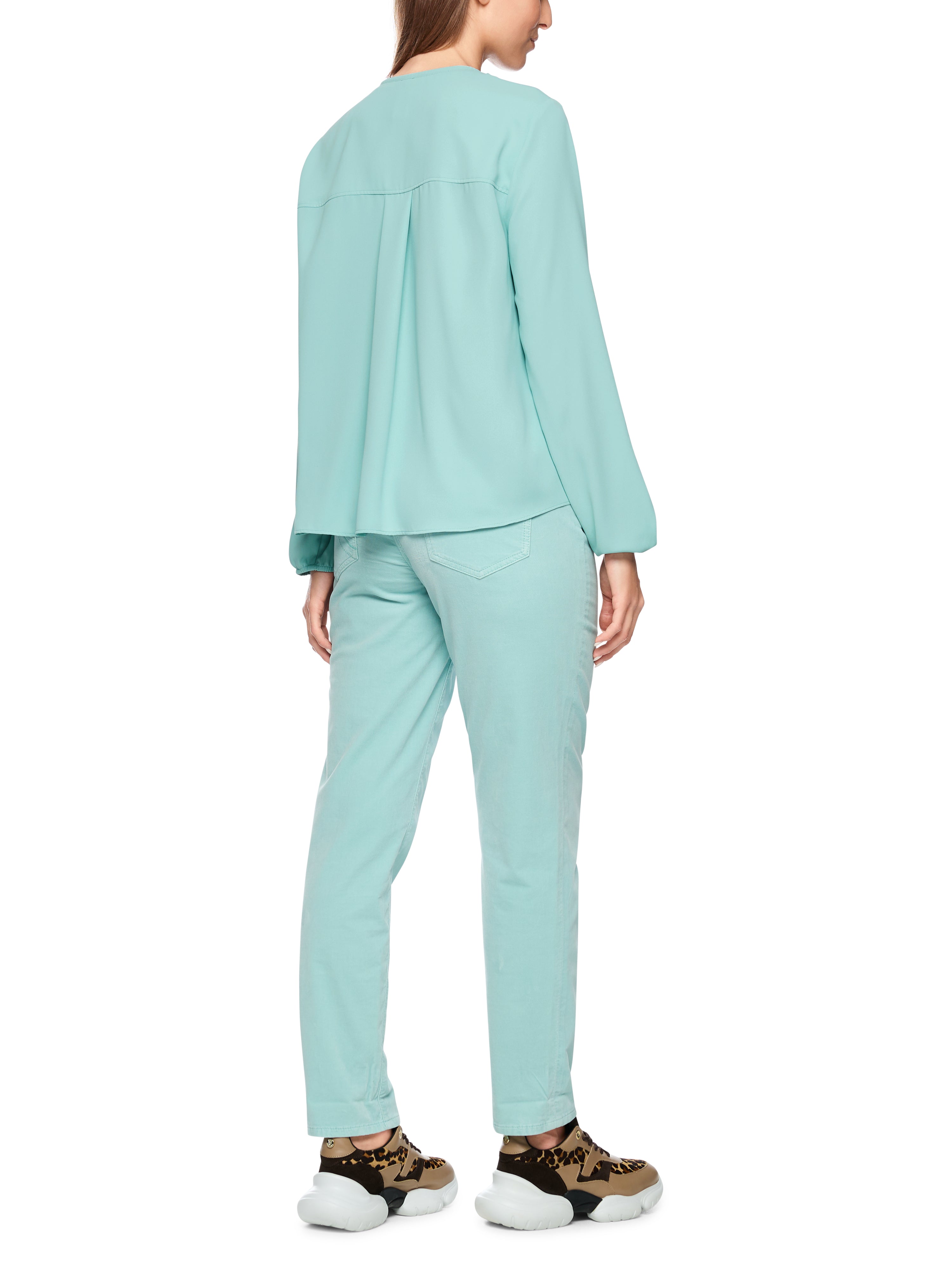 חולצה בגזרה רחבה עם שרוולים ארוכים וסרט לקשירה בצווארוןהרכב בד: 100% פוליאסטרהדוגמנית בגובה 1.79 ולובשת מידה 3 של מארק קיין