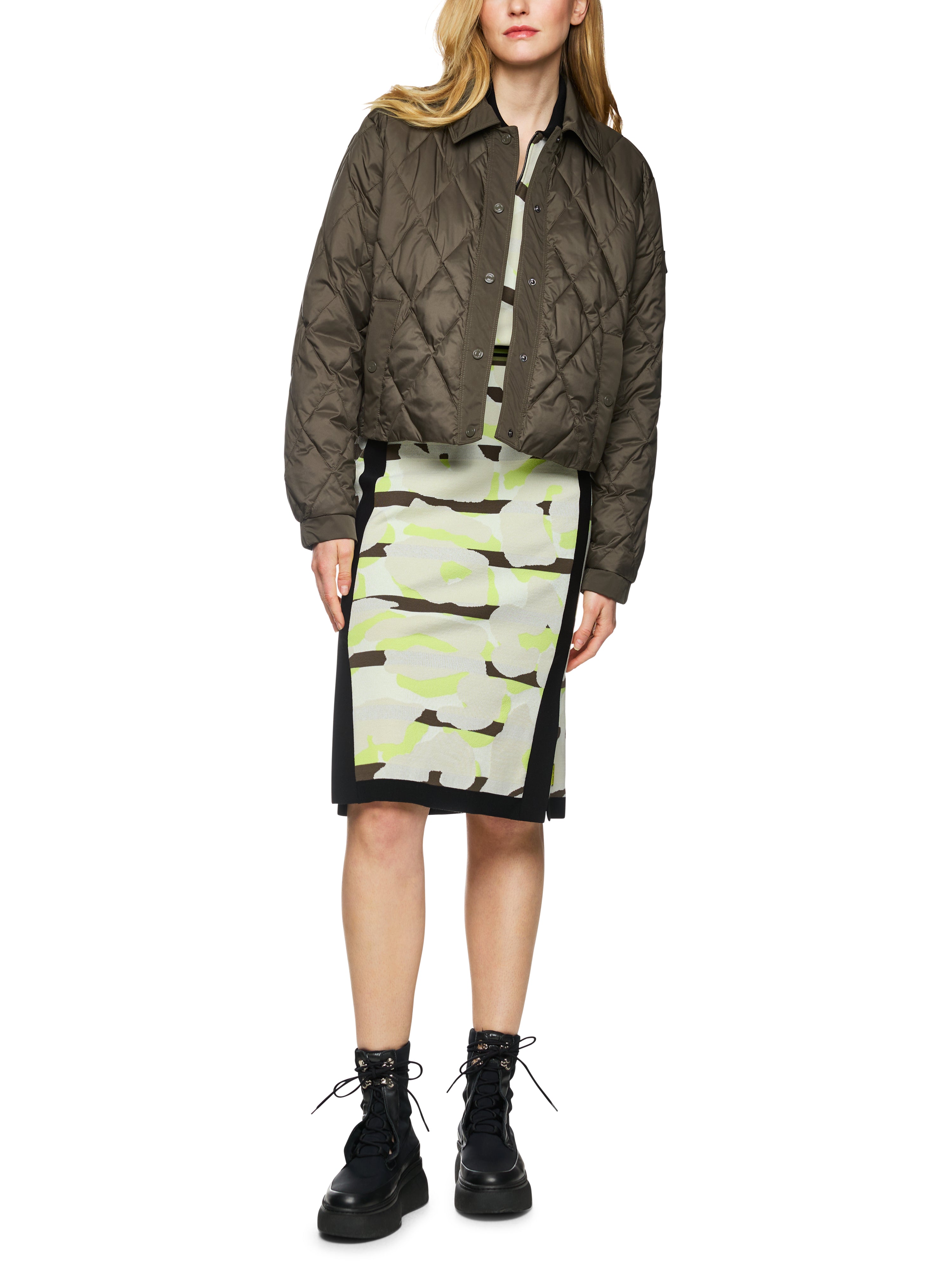 מעיל מרופד בגזרה רחבה עם כיסים צדדיים הרכב: 100% פוליאסטרהדוגמנית בגובה 1.79 ולובשת מידה 3 של מארק קיין