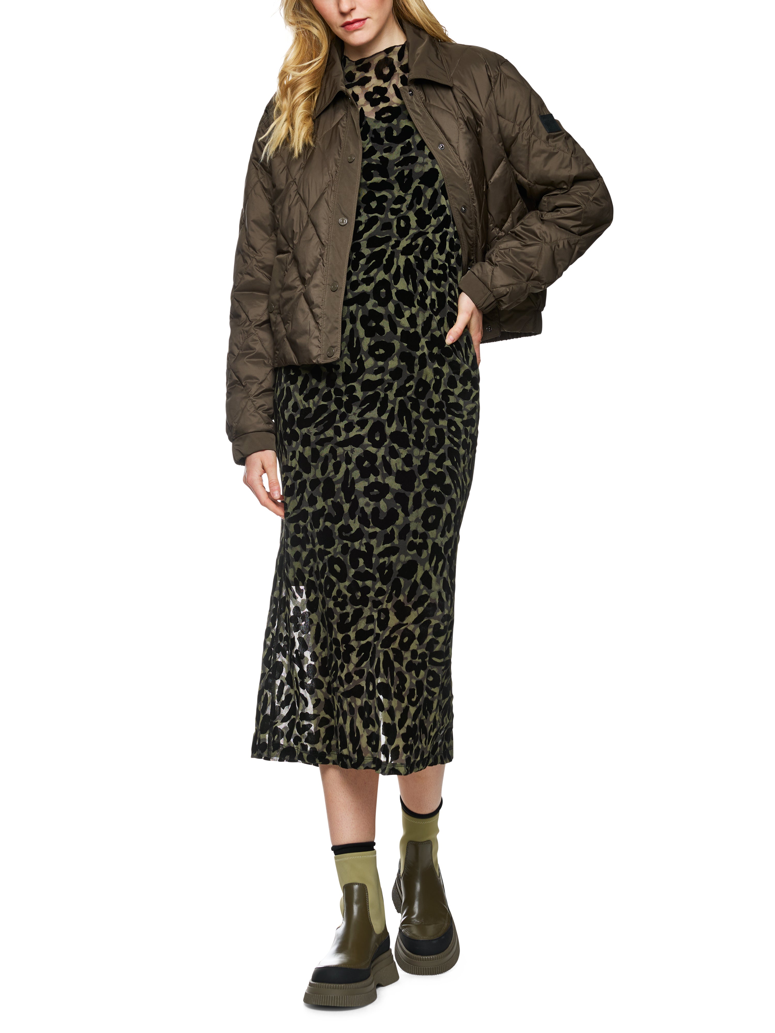 שמלת מקסי בגזרה צמודה עם שרוולי ראגלן ארוכים הרכב: 54% פוליאמיד, 46% ויסקוזההדוגמנית בגובה 1.79 ולובשת מידה 3 של מארק קיין