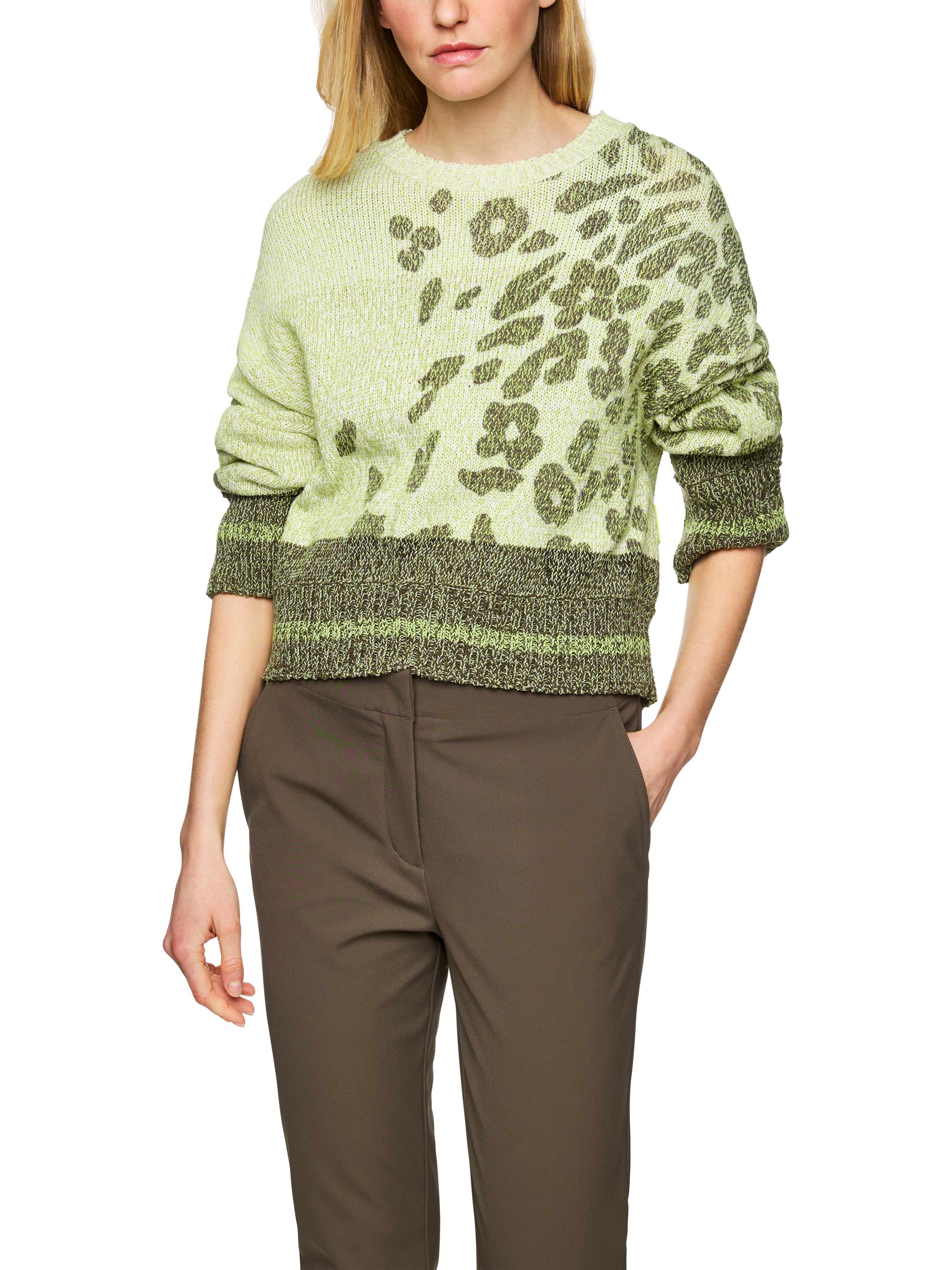 סוודר בגזרה רחבה עם צווארון עגול והדפסהרכב: 55% כותנה, 26% פוליאסטר, 19% פוליאמידהדוגמנית בגובה 1.79 ולובשת מידה 3 של מארק קיין