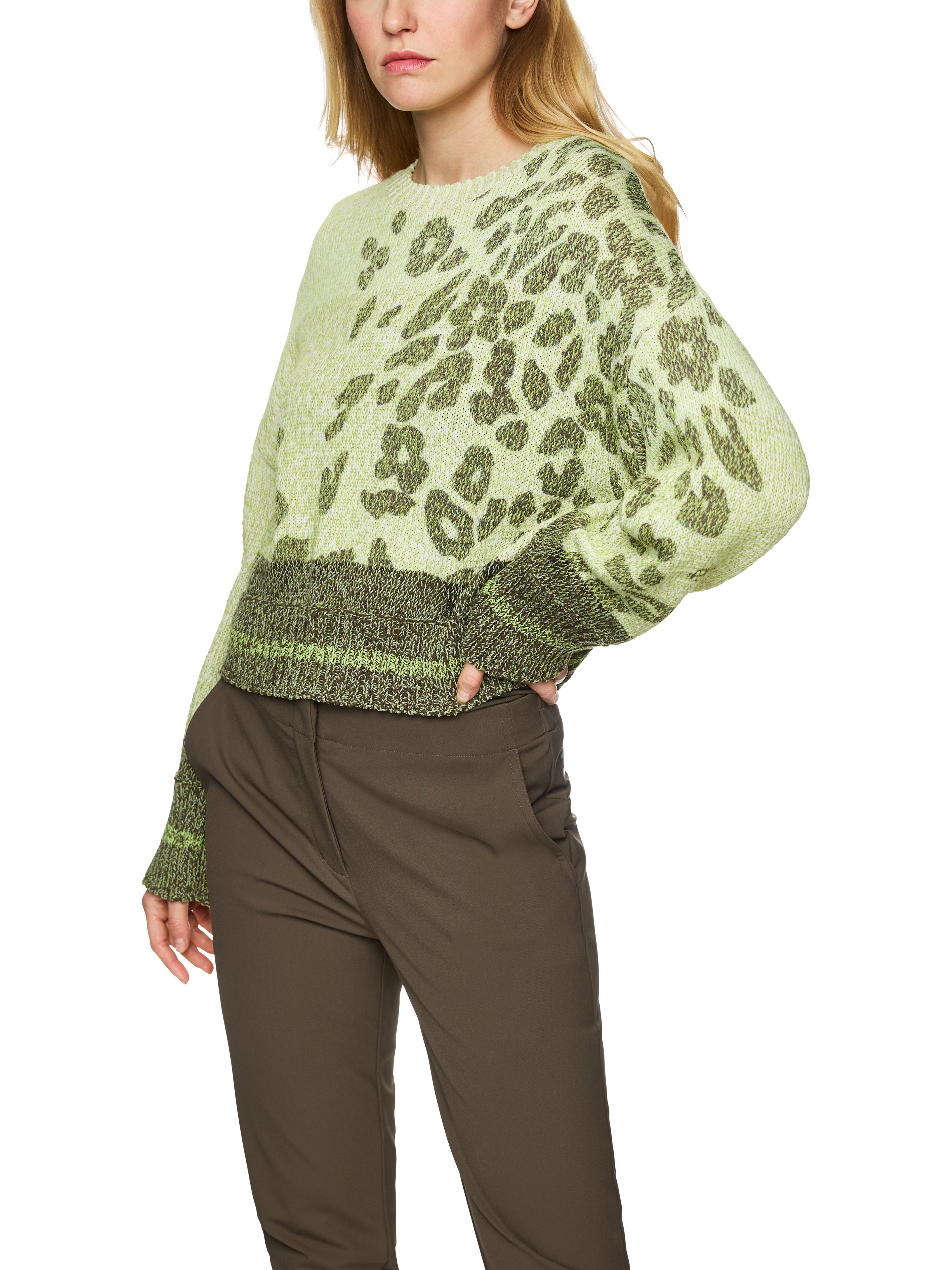 סוודר בגזרה רחבה עם צווארון עגול והדפסהרכב: 55% כותנה, 26% פוליאסטר, 19% פוליאמידהדוגמנית בגובה 1.79 ולובשת מידה 3 של מארק קיין