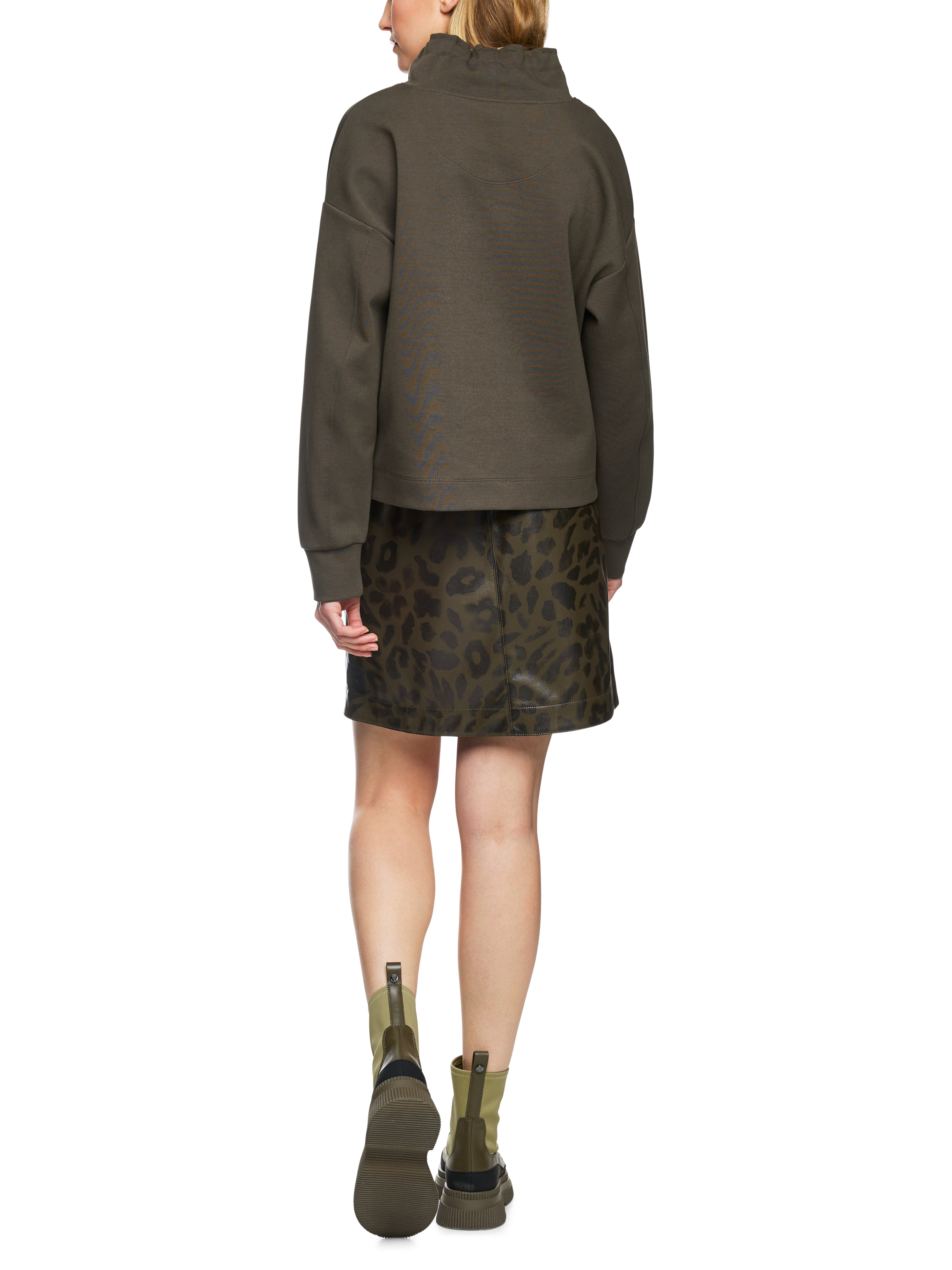 סווטשירט גזרה ישרה במראה קז'ואל עם הדפס וצווארון גבוההרכב: 82% כותנה, 14% פוליאסטר, 4% אלסטןהדוגמנית בגובה 1.79 ולובשת מידה 3 של מארק קיין