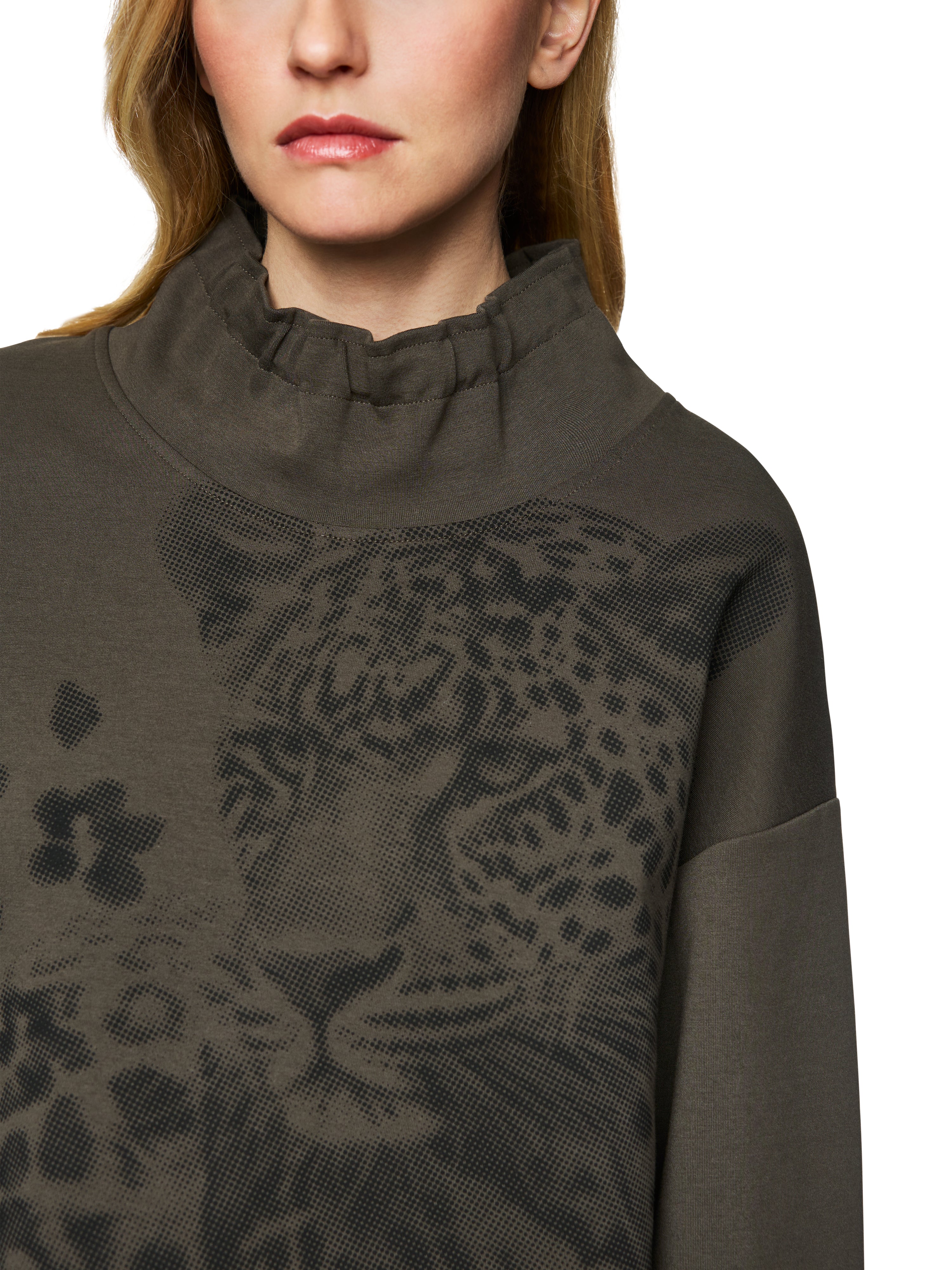 סווטשירט גזרה ישרה במראה קז'ואל עם הדפס וצווארון גבוההרכב: 82% כותנה, 14% פוליאסטר, 4% אלסטןהדוגמנית בגובה 1.79 ולובשת מידה 3 של מארק קיין