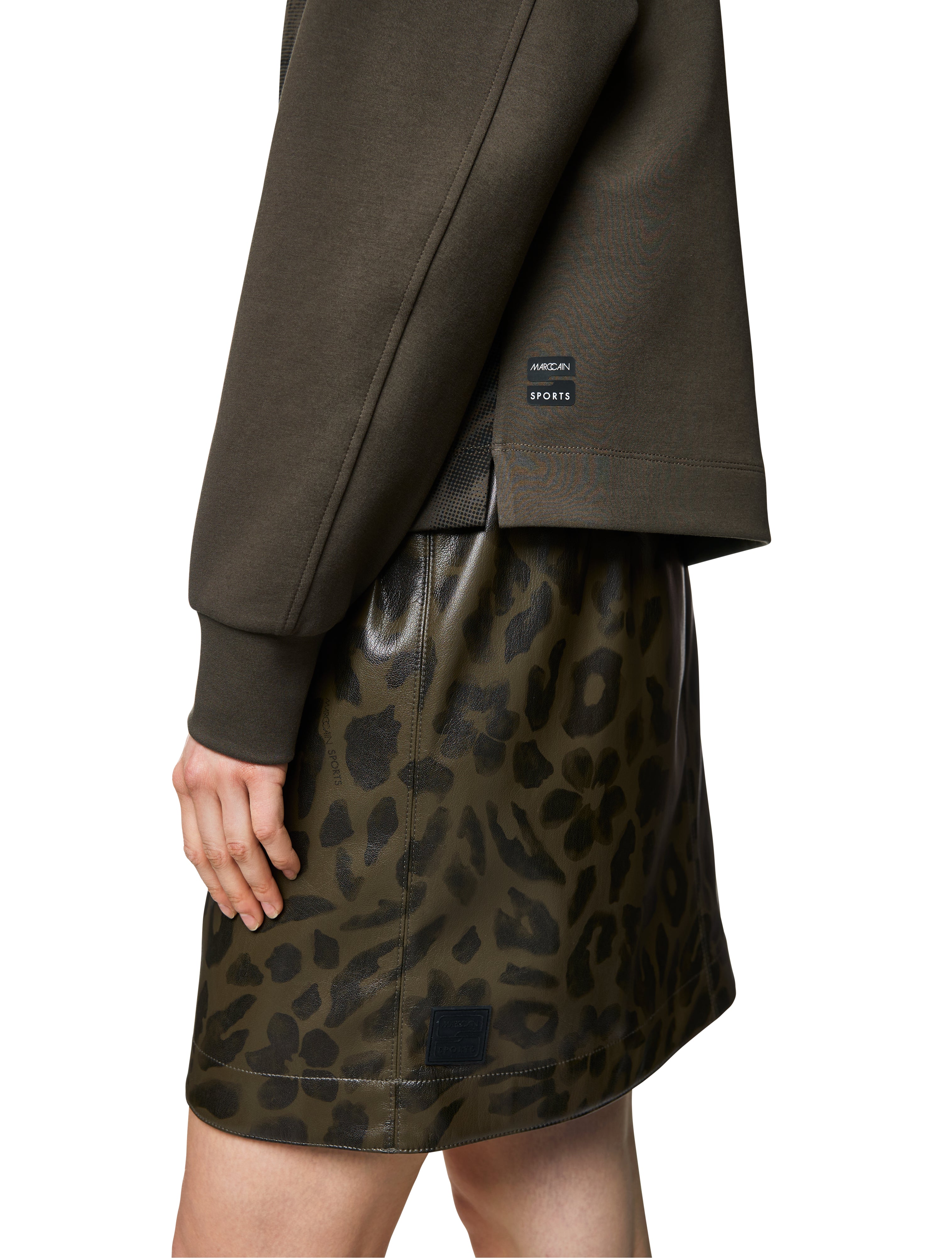 סווטשירט גזרה ישרה במראה קז'ואל עם הדפס וצווארון גבוההרכב: 82% כותנה, 14% פוליאסטר, 4% אלסטןהדוגמנית בגובה 1.79 ולובשת מידה 3 של מארק קיין