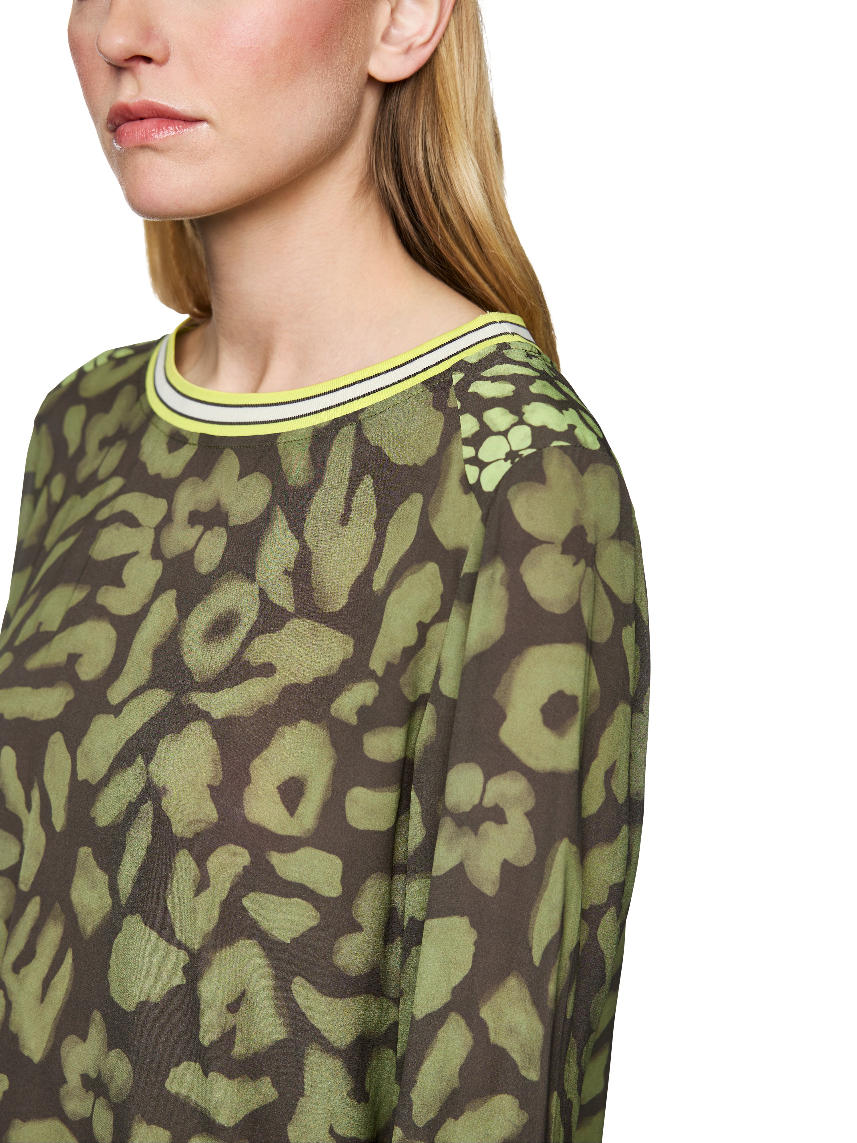 חולצה סליפ-און קז'ואל בגזרה נינוחה עם הדפסהרכב: 100% ויסקוזההדוגמנית בגובה 1.79 ולובשת מידה 3 של מארק קיין