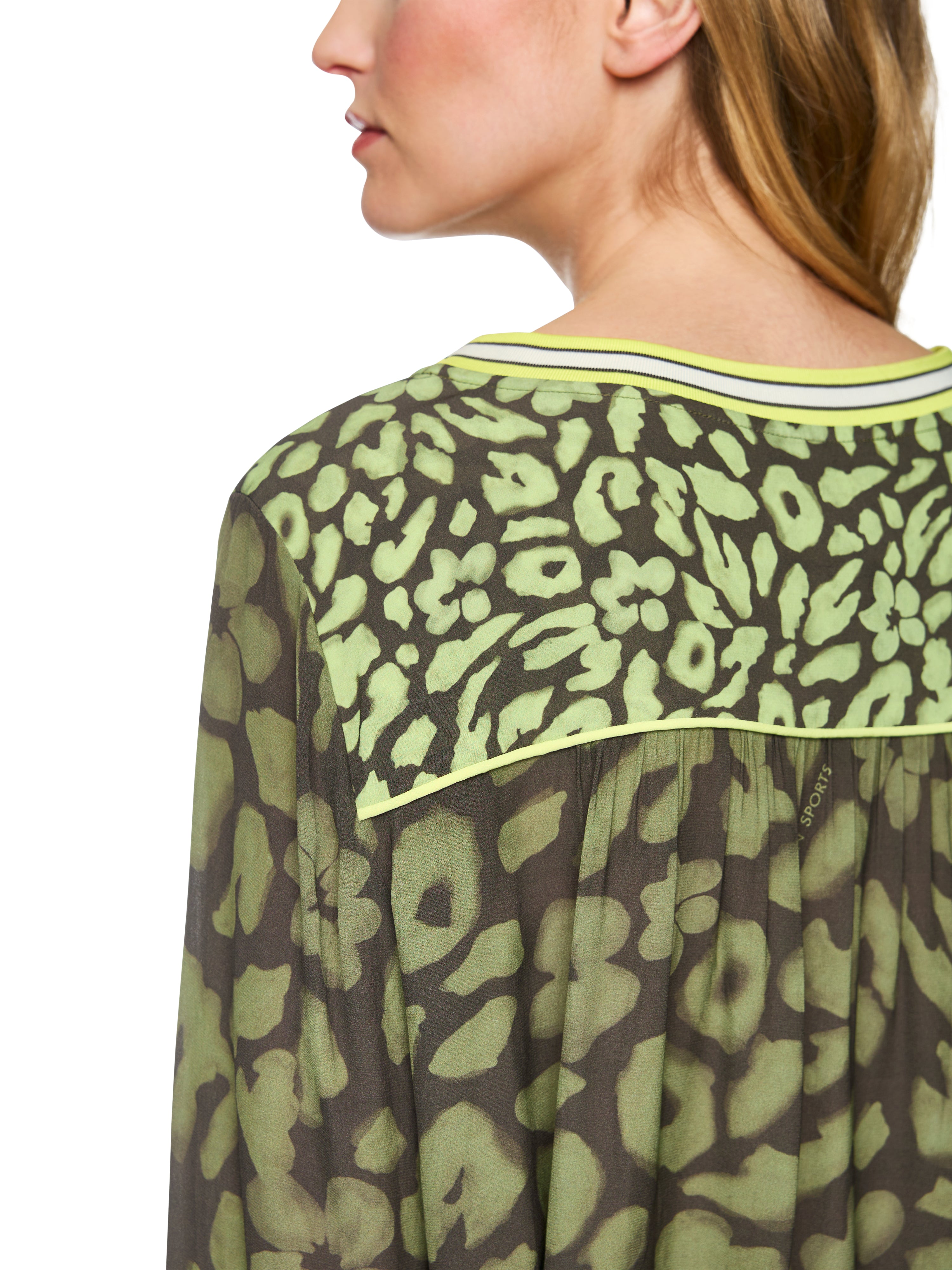 חולצה סליפ-און קז'ואל בגזרה נינוחה עם הדפסהרכב: 100% ויסקוזההדוגמנית בגובה 1.79 ולובשת מידה 3 של מארק קיין