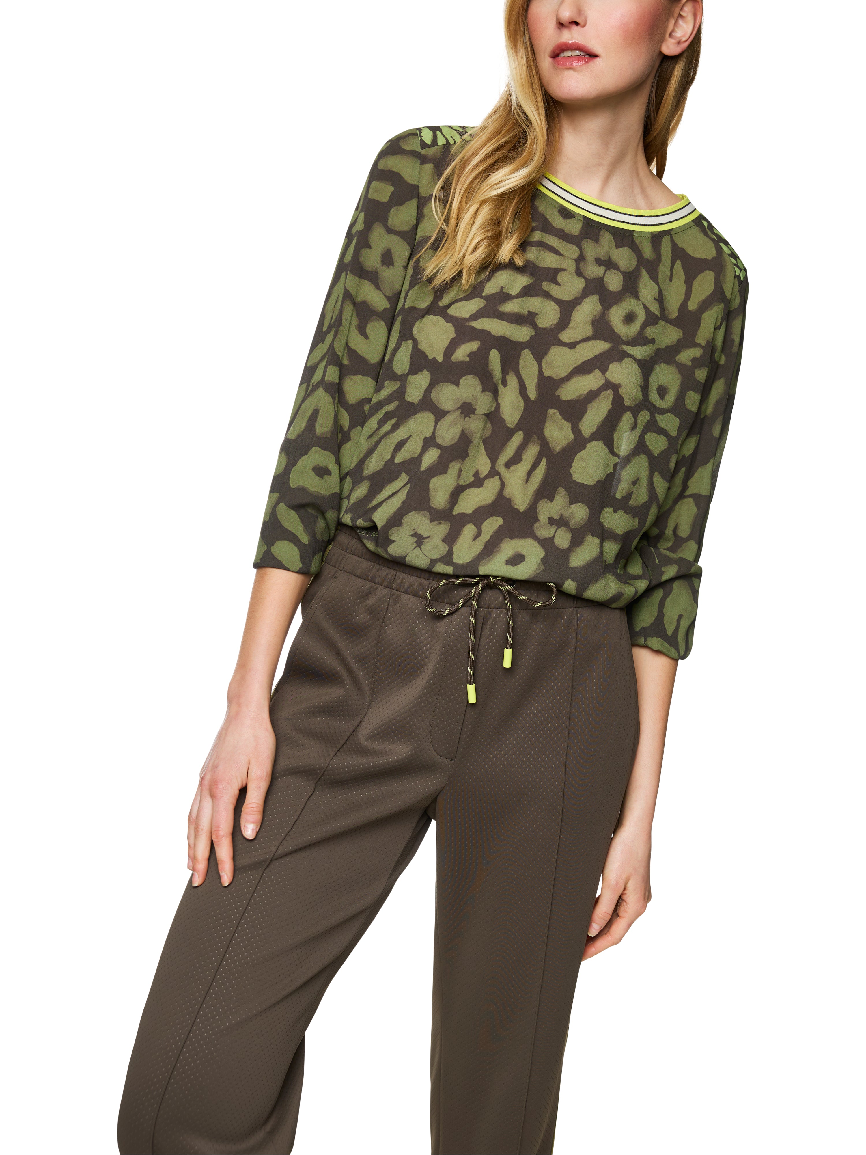 חולצה סליפ-און קז'ואל בגזרה נינוחה עם הדפסהרכב: 100% ויסקוזההדוגמנית בגובה 1.79 ולובשת מידה 3 של מארק קיין