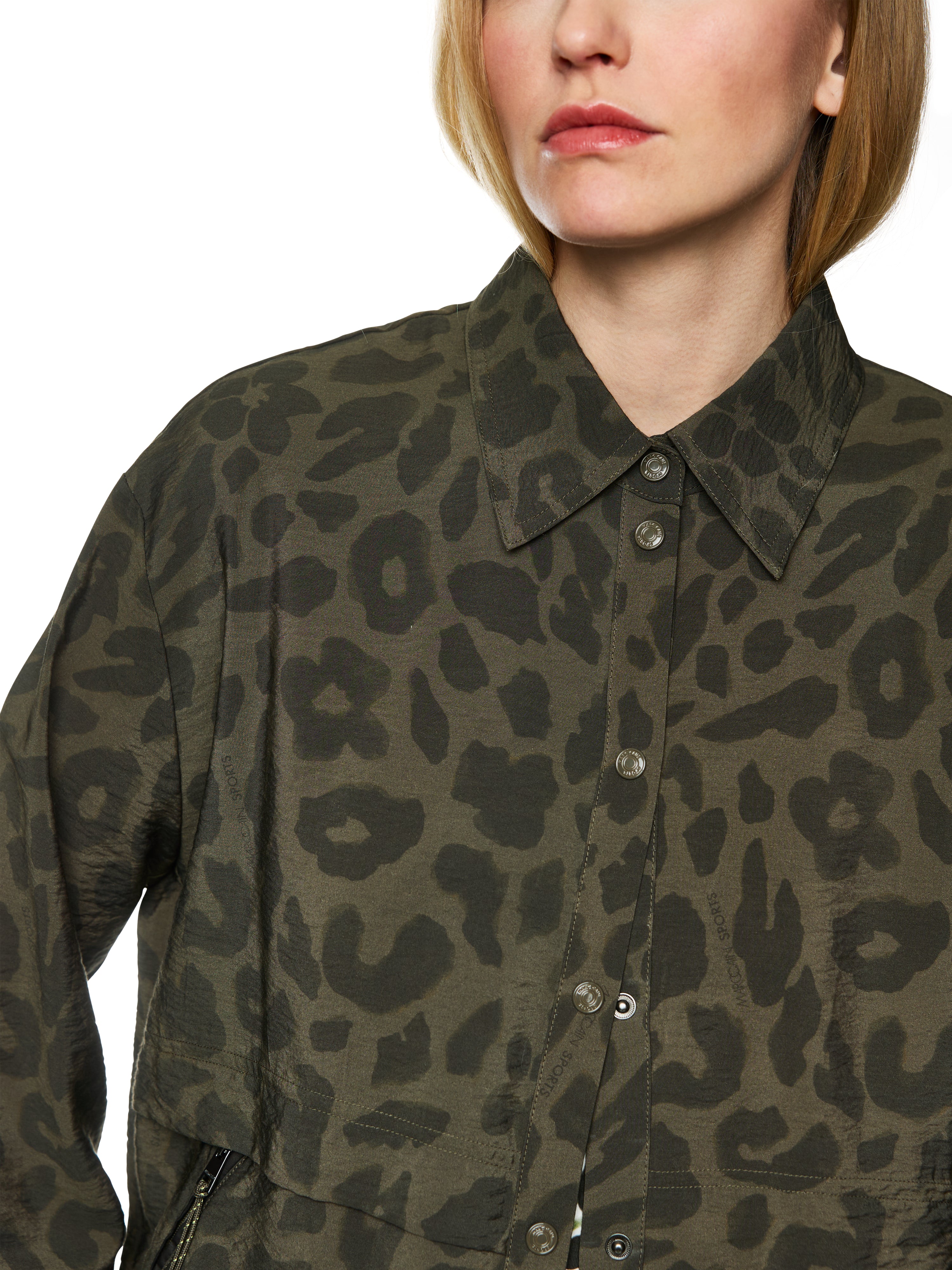 חולצה בגזרת אוברסייז עם צווארון, סגירת רוכסן וכפתורי לחץהרכב: 85% ויסקוזה, 15% פוליאמידהדוגמנית בגובה 1.79 ולובשת מידה 3 של מארק קיין