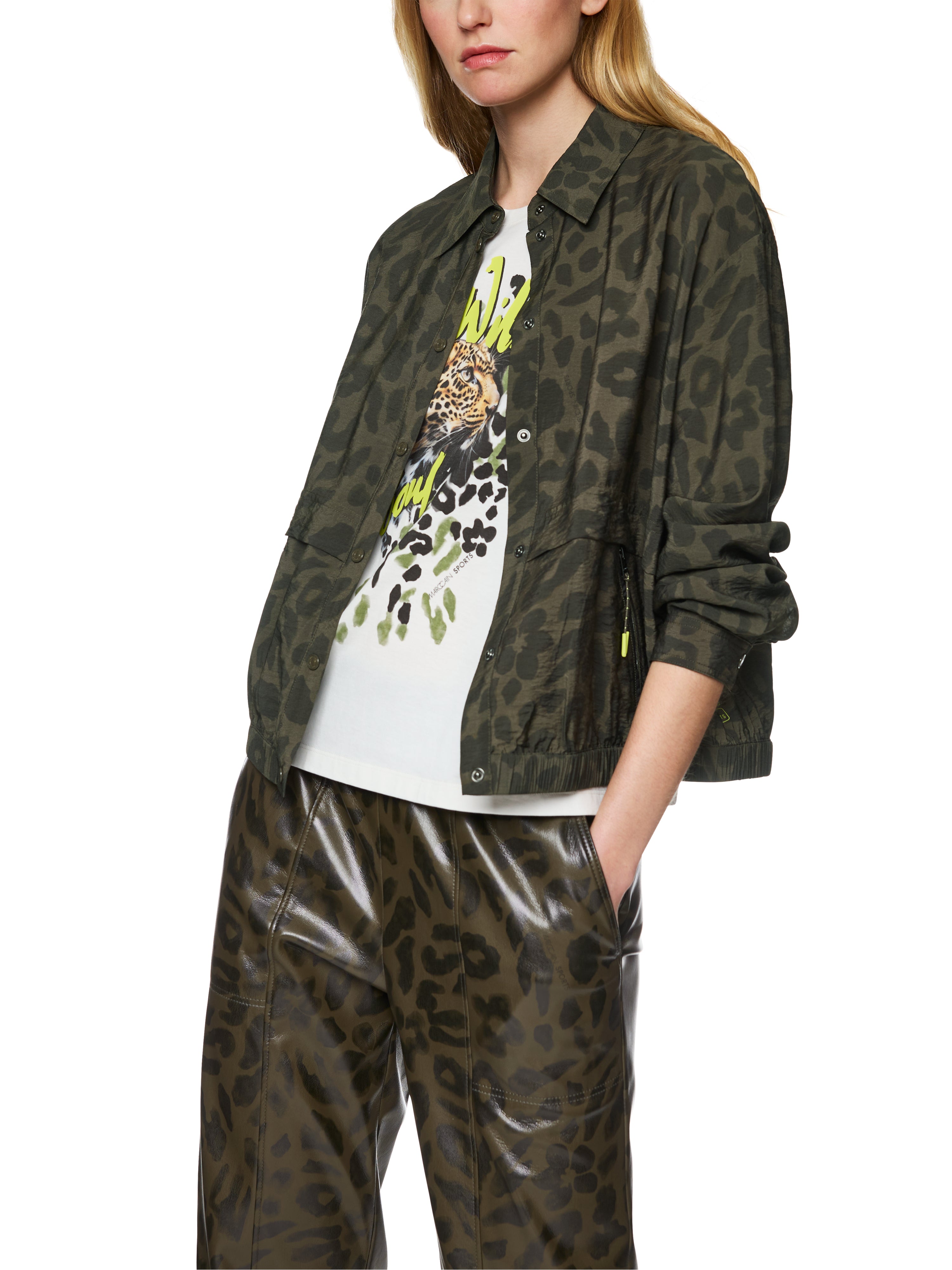 חולצה בגזרת אוברסייז עם צווארון, סגירת רוכסן וכפתורי לחץהרכב: 85% ויסקוזה, 15% פוליאמידהדוגמנית בגובה 1.79 ולובשת מידה 3 של מארק קיין