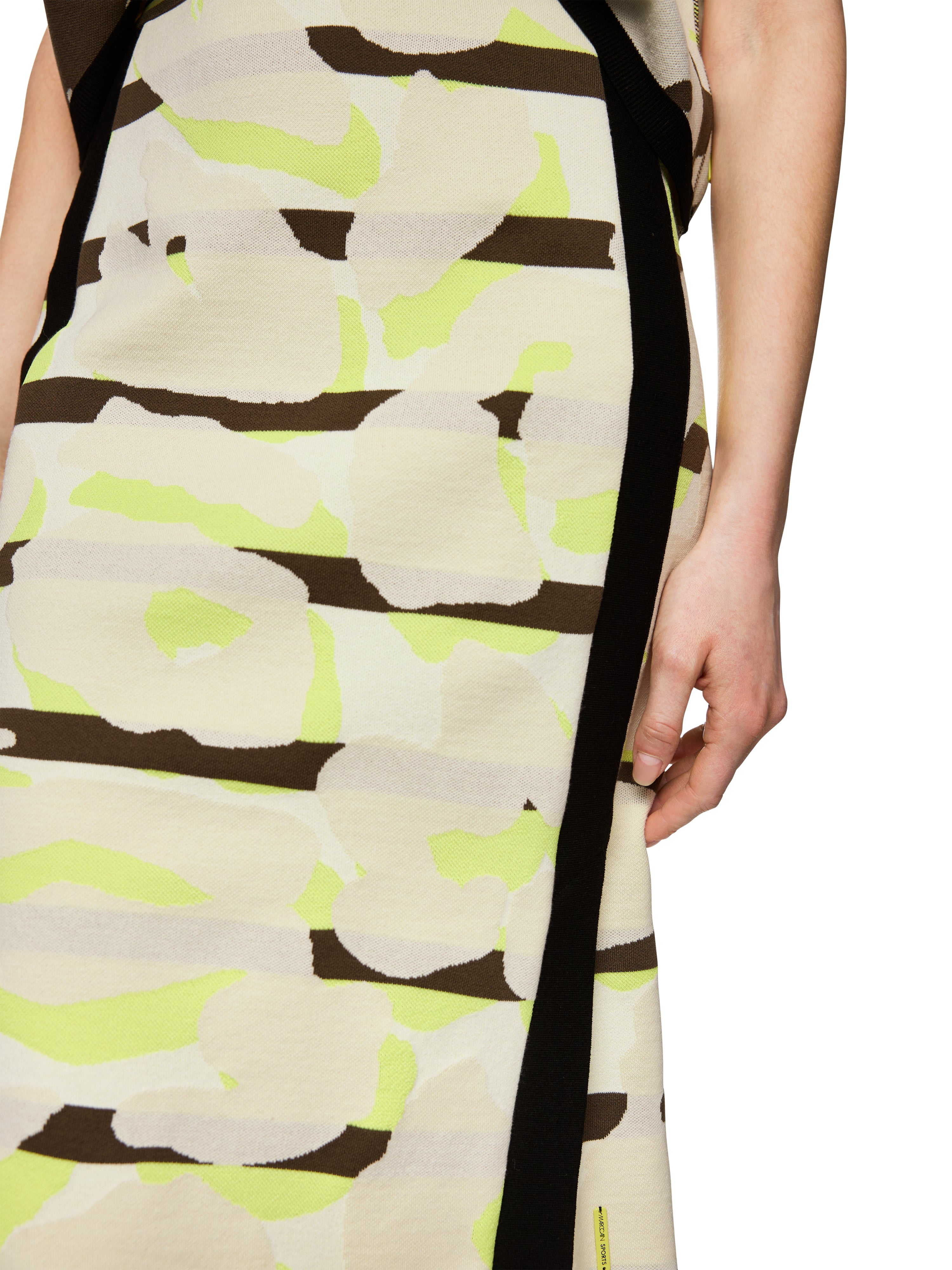 חצאית בגזרה צמודה עם חגורת מותן אלסטיתהרכב: 63% כותנה, 21% ויסקוזה, 15% פוליאסטר, 1% אלסטןהדוגמנית בגובה 1.79 ולובשת מידה 3 של מארק קיין