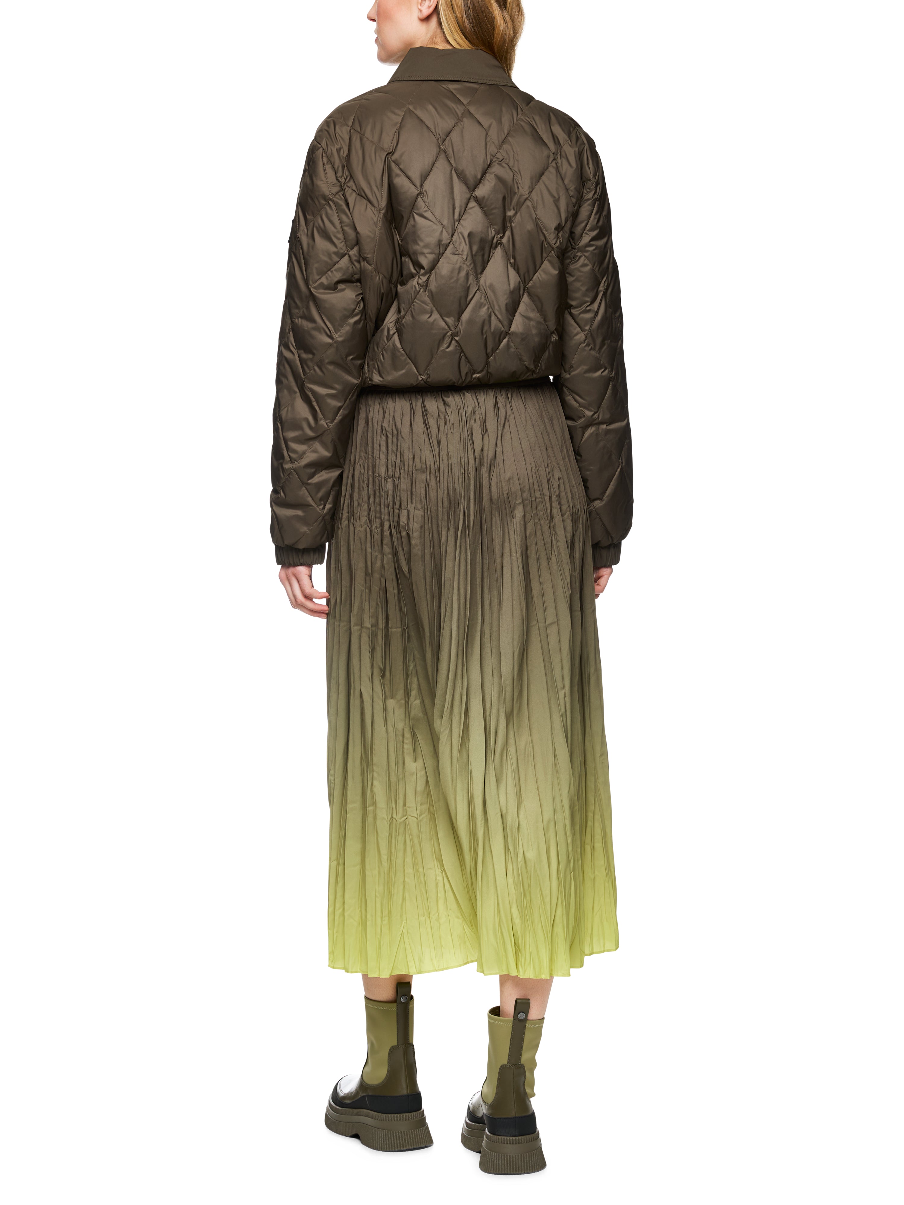 חצאית קפלים בגזרה A עם אפקט אומברההרכב: 100% פוליאסטרהדוגמנית בגובה 1.79 ולובשת מידה 3 של מארק קיין