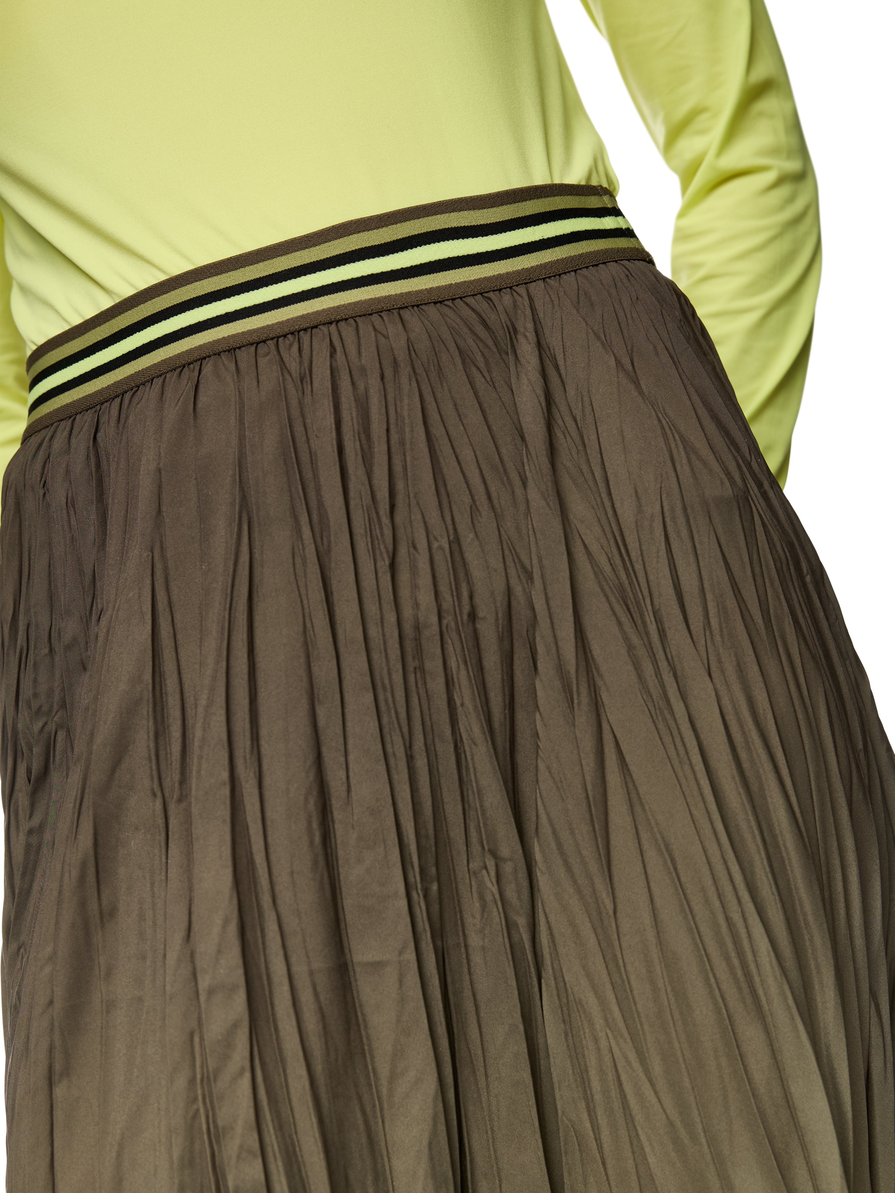 חצאית קפלים בגזרה A עם אפקט אומברההרכב: 100% פוליאסטרהדוגמנית בגובה 1.79 ולובשת מידה 3 של מארק קיין