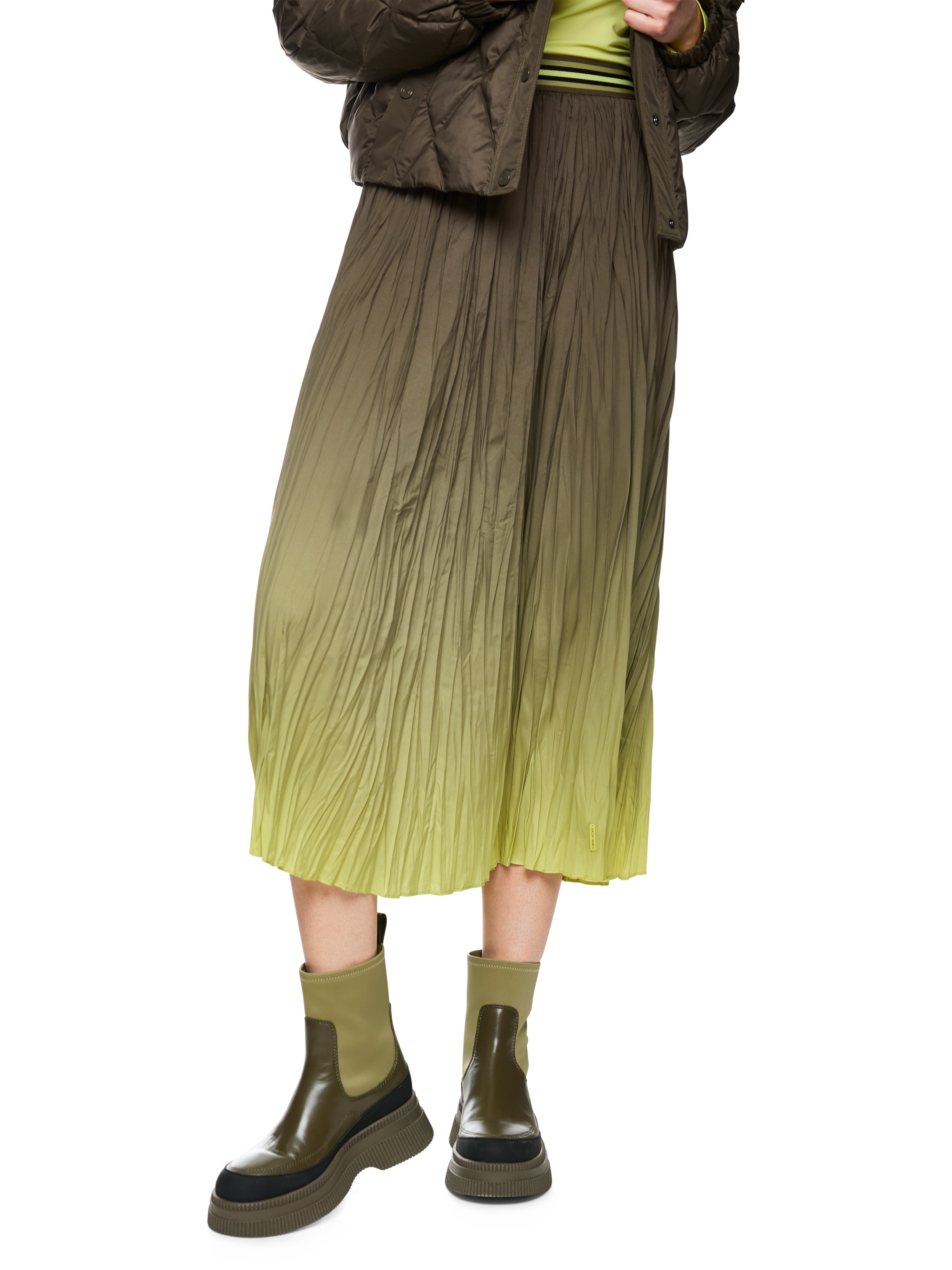 חצאית קפלים בגזרה A עם אפקט אומברההרכב: 100% פוליאסטרהדוגמנית בגובה 1.79 ולובשת מידה 3 של מארק קיין