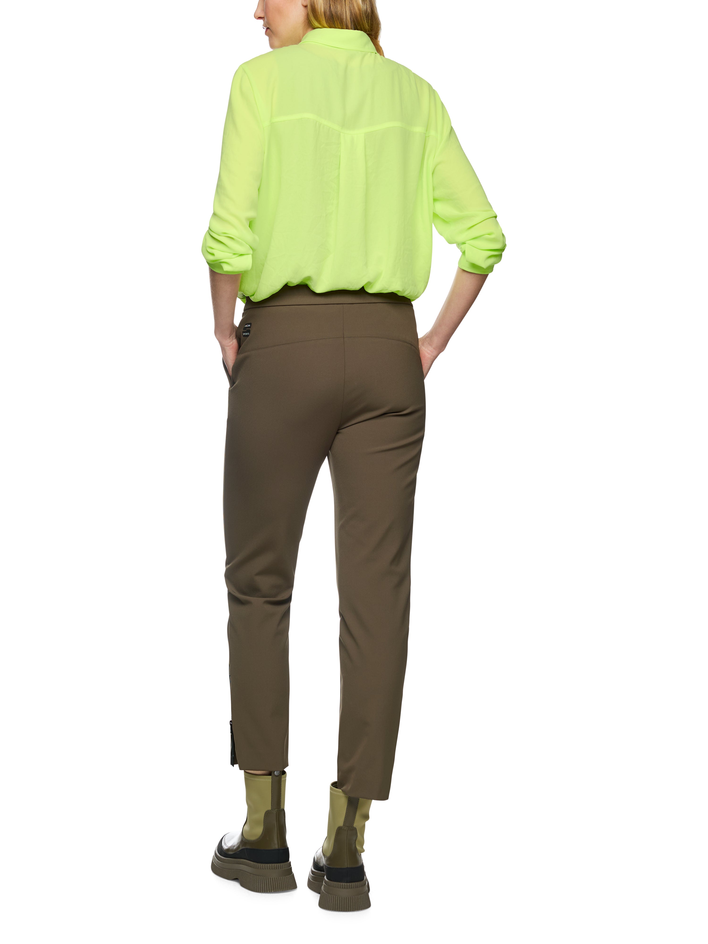 מכנסיים בגזרה גבוהה עם כיסים צדדייםהרכב: 85% פוליאמיד, 15% אלסטןהדוגמנית בגובה 1.79 ולובשת מידה 3 של מארק קיין