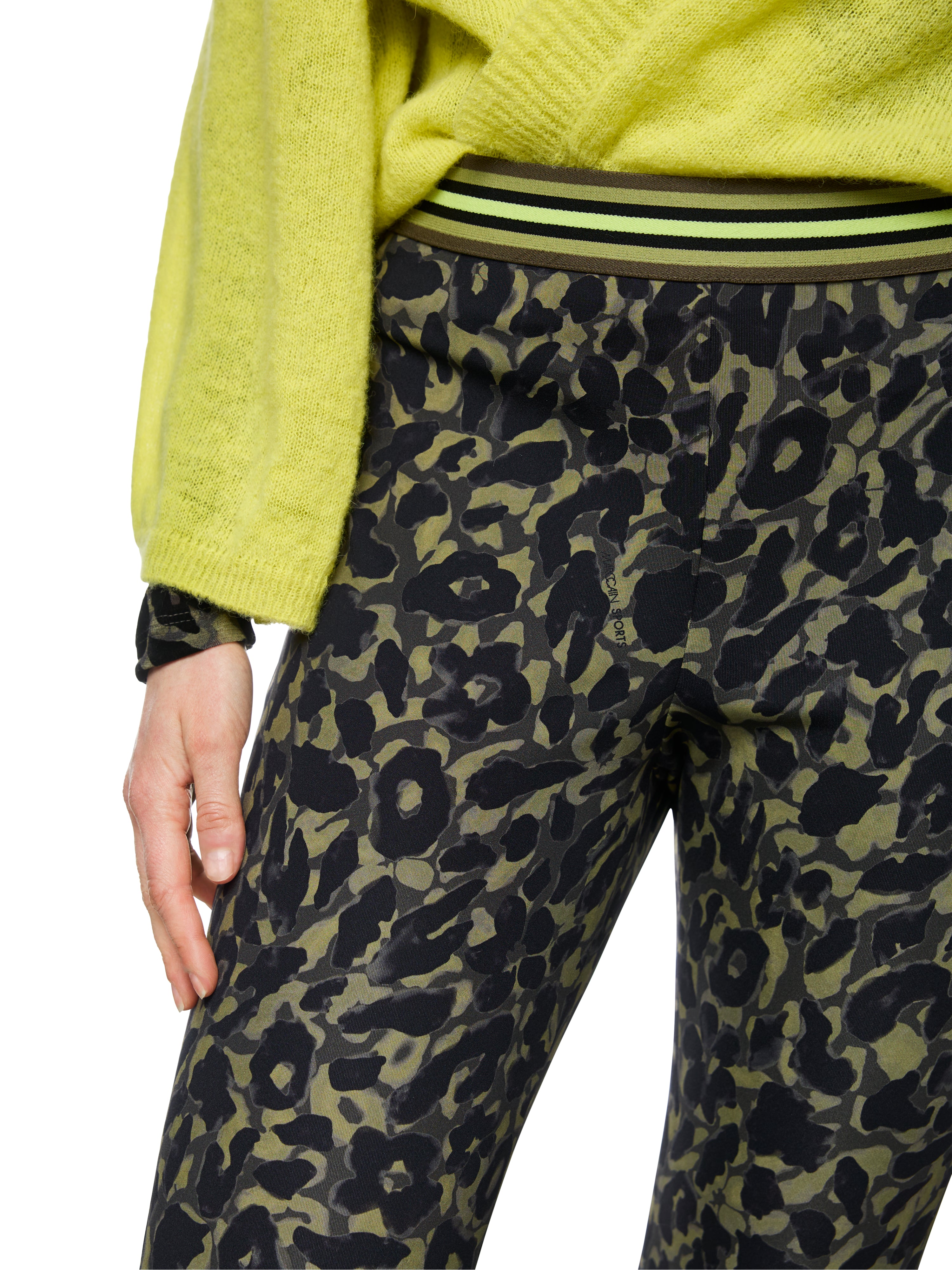 מכנסי טייץ עם גומיית מותן אלסטיתהרכב: 47% פוליאמיד, 42% פוליאסטר, 11% אלסטןהדוגמנית בגובה 1.79 ולובשת מידה 3 של מארק קיין