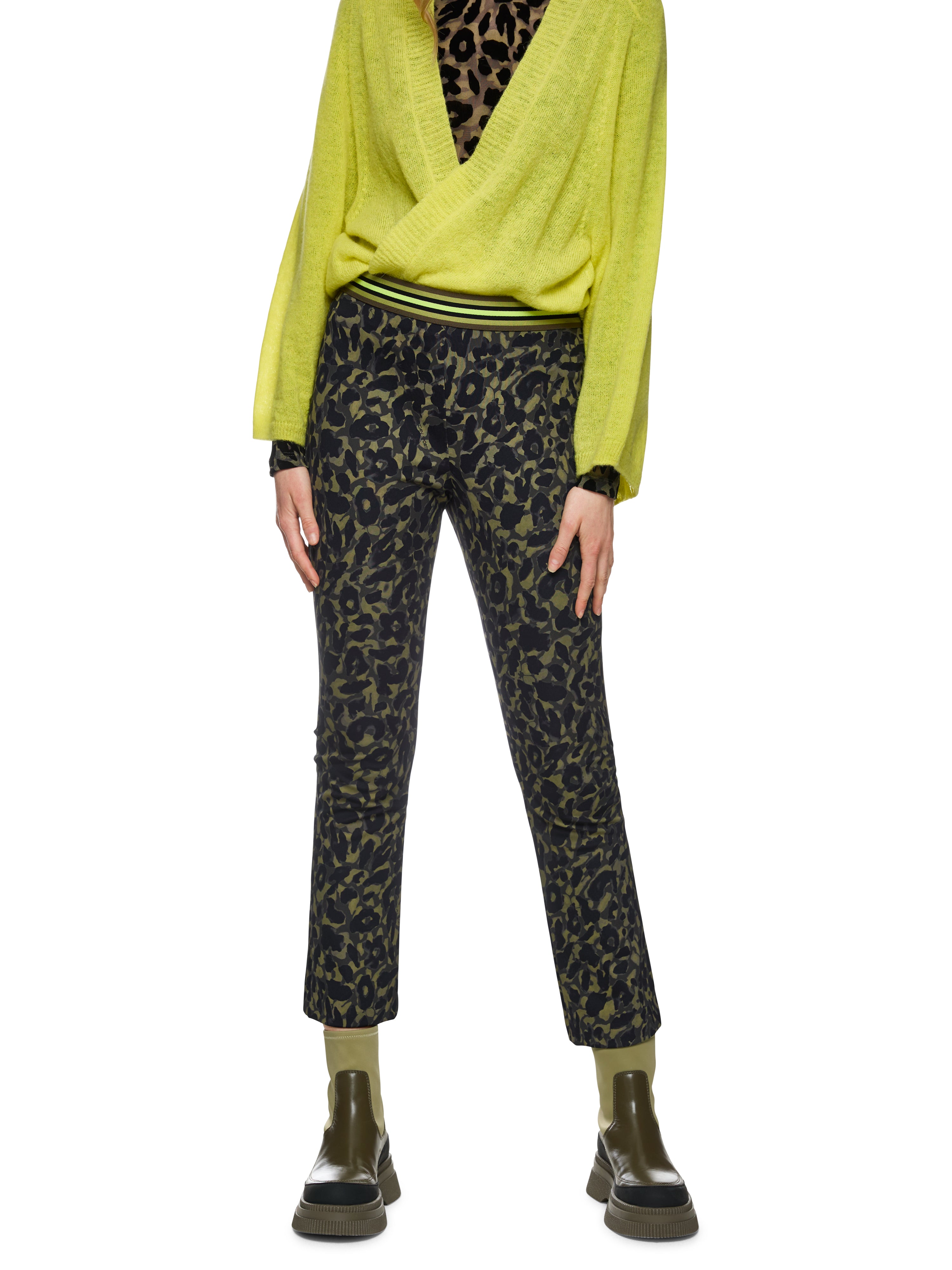 מכנסי טייץ עם גומיית מותן אלסטיתהרכב: 47% פוליאמיד, 42% פוליאסטר, 11% אלסטןהדוגמנית בגובה 1.79 ולובשת מידה 3 של מארק קיין