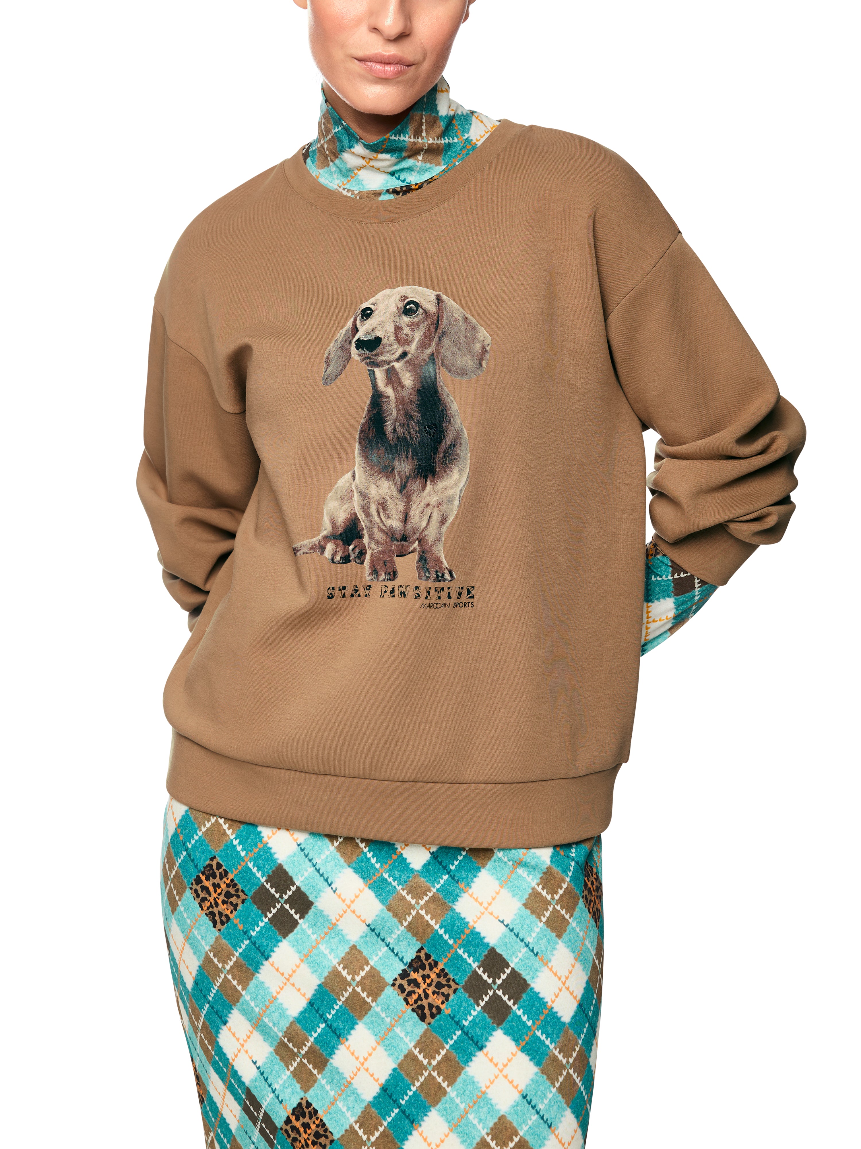 סווטשירט בגזרה רחבה מבד רך ונעיםעם הדפס כלב תחש מתוק בחלק הקדמיהרכב בד: 88% כותנה, 8% פוליאסטר, 4% אלסטאןהדוגמנית בגובה 1.79 ולובשת מידה 3 של מארק קיין