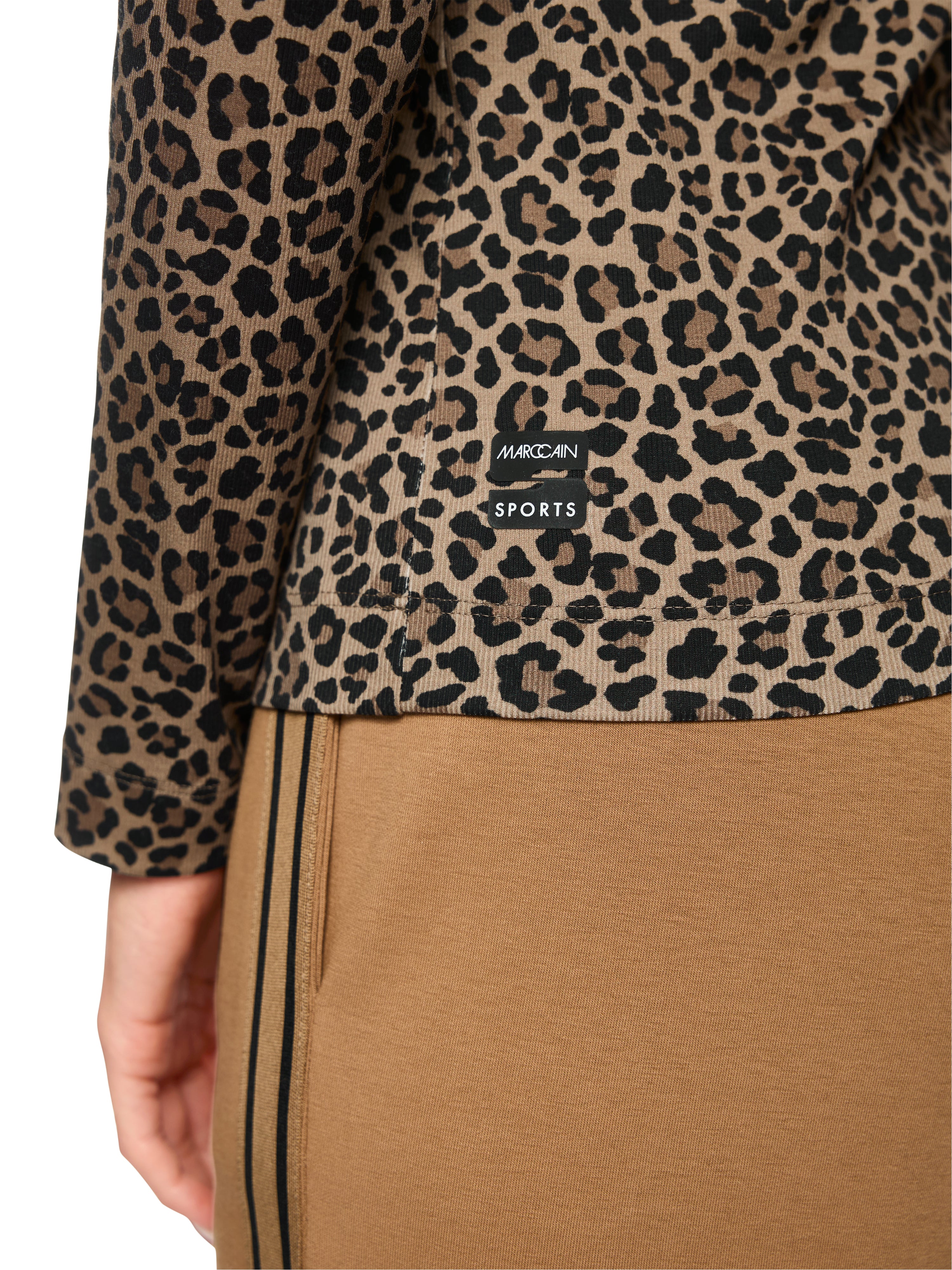 חולצה ארוכת שרוולים בגזרה צמודה עם הדפס מנומר עדיןעשויה מבד רך ונמתחהרכב בד: 94% כותנה, 6% אלסטןהדוגמנית בגובה 1.79 ולובשת מידה 3 של מארק קיין