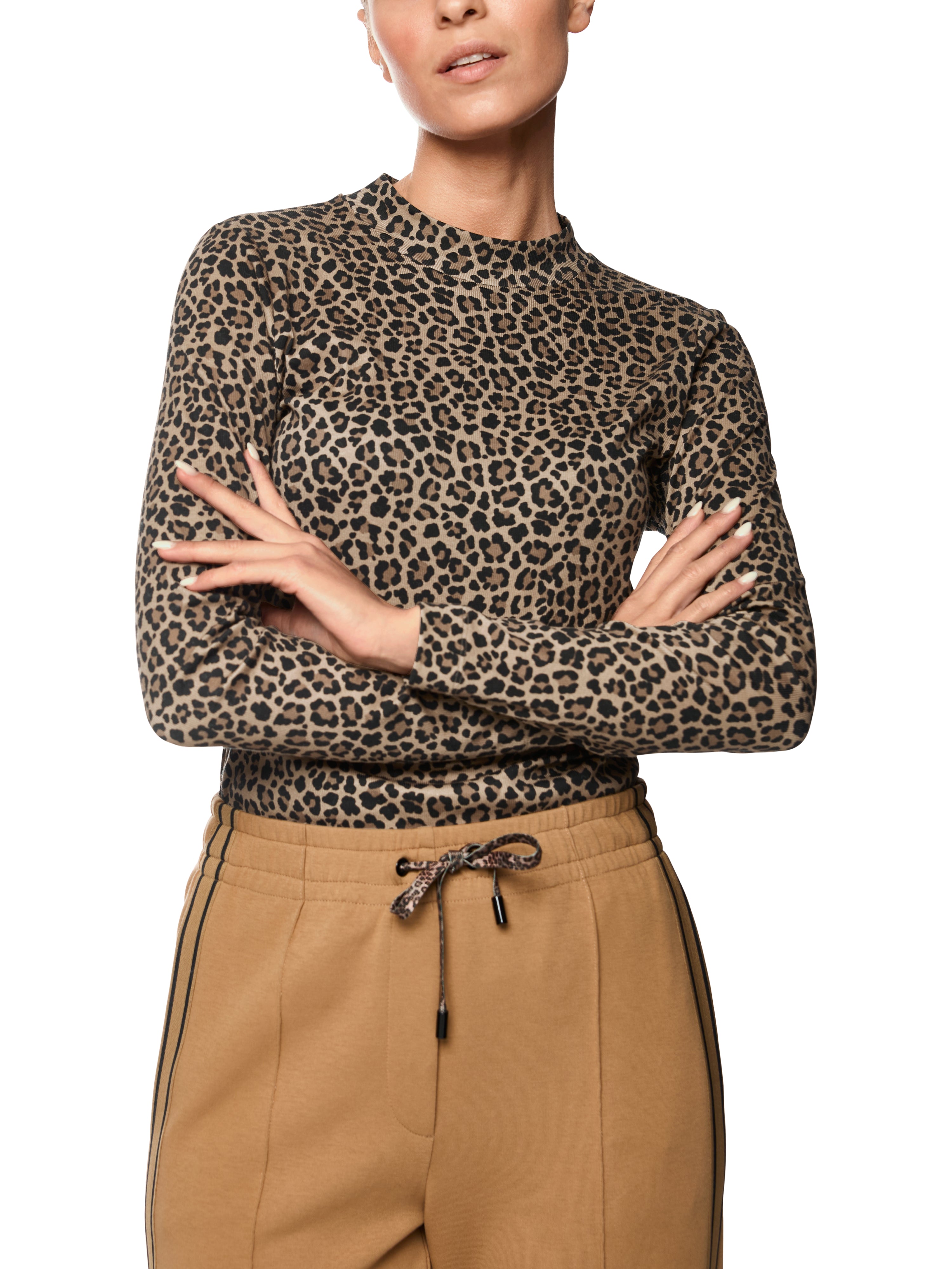 חולצה ארוכת שרוולים בגזרה צמודה עם הדפס מנומר עדיןעשויה מבד רך ונמתחהרכב בד: 94% כותנה, 6% אלסטןהדוגמנית בגובה 1.79 ולובשת מידה 3 של מארק קיין